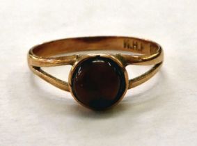 A 9ct gold cabochon cut garnet ring