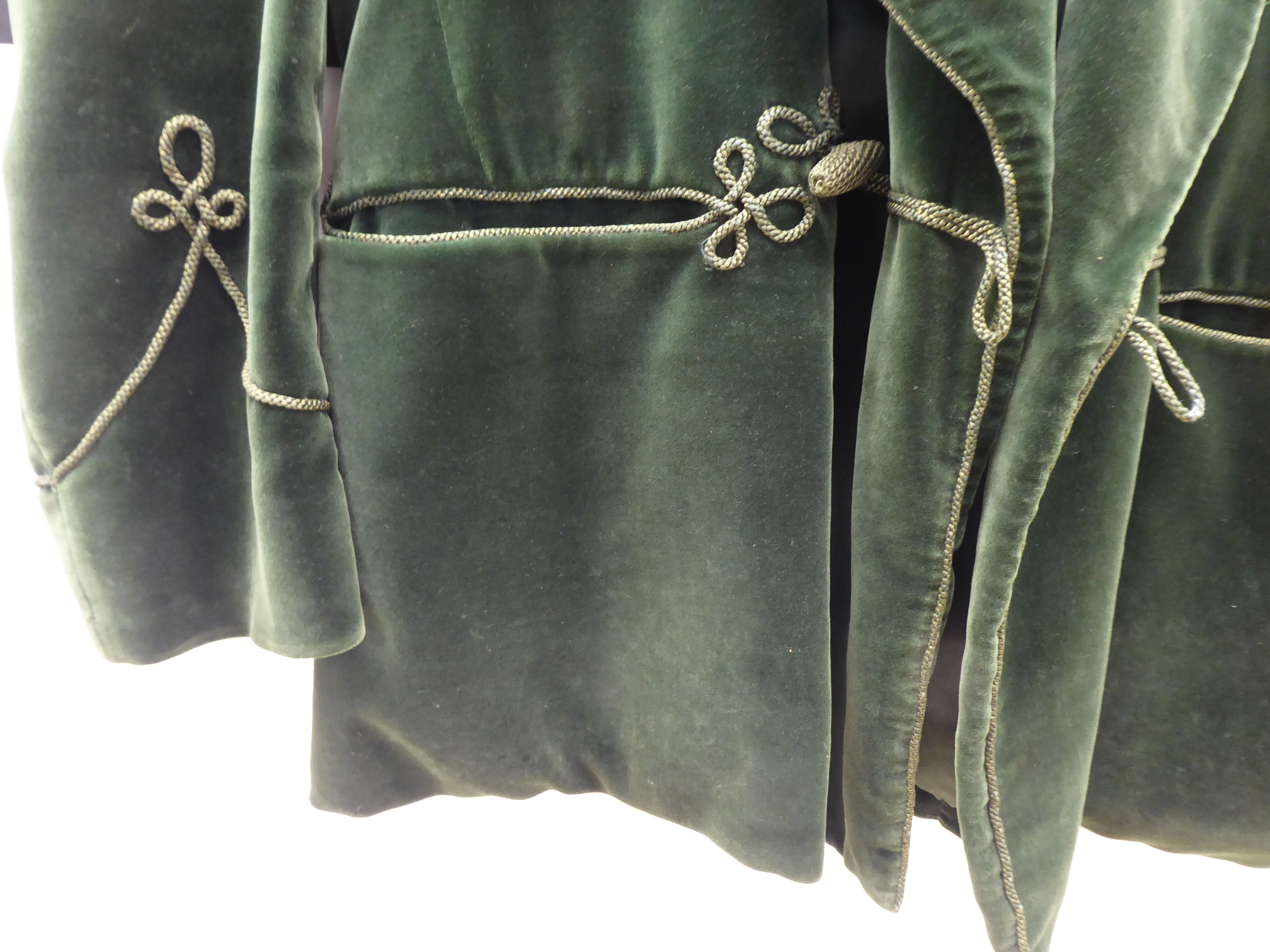 A circa 1930s crushed green velvet and silk lined smoking jacket  approx. size 40/42 regular - Image 3 of 5