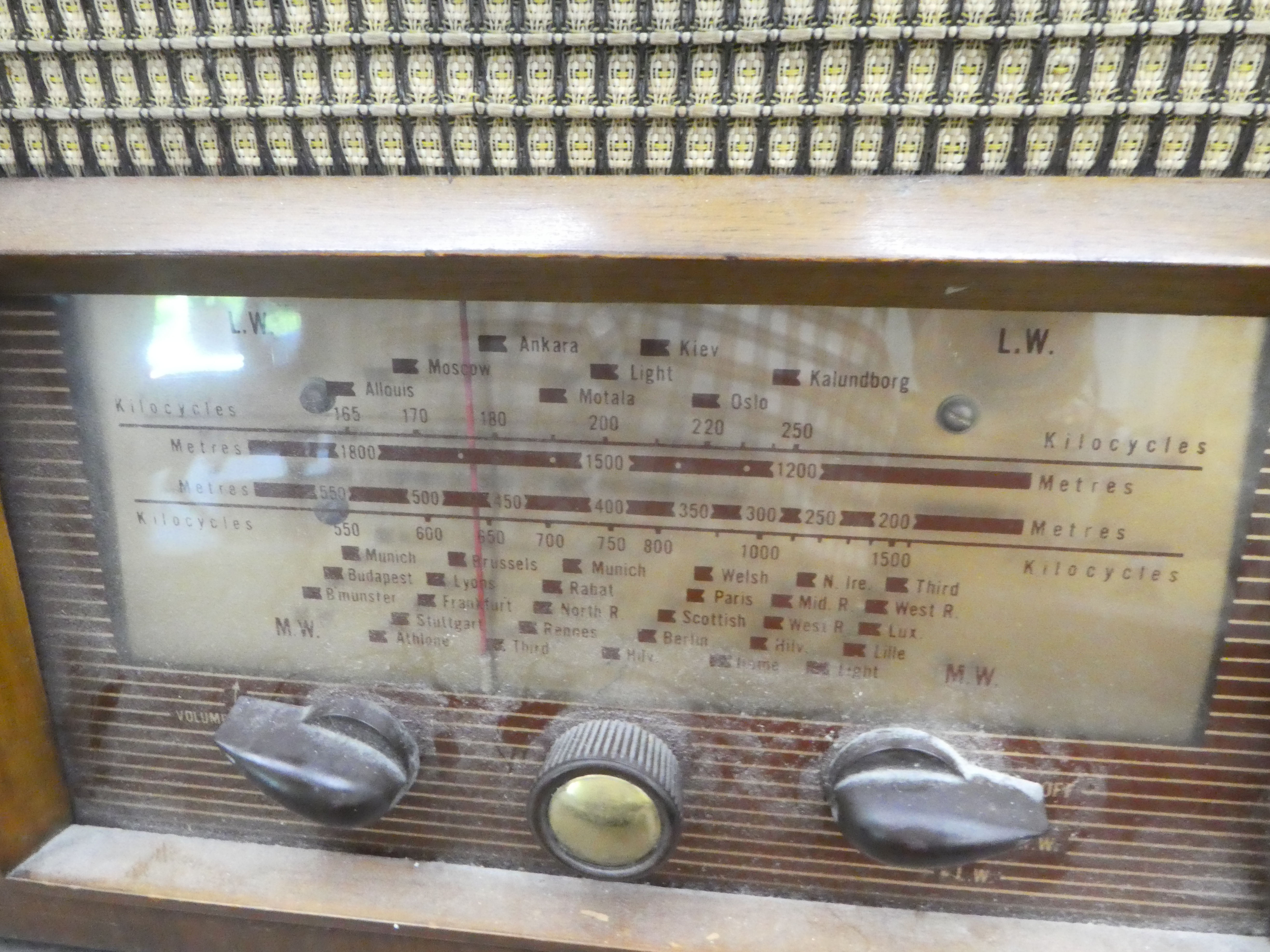 A vintage mahogany cased radio  11"h  12"w - Image 3 of 4