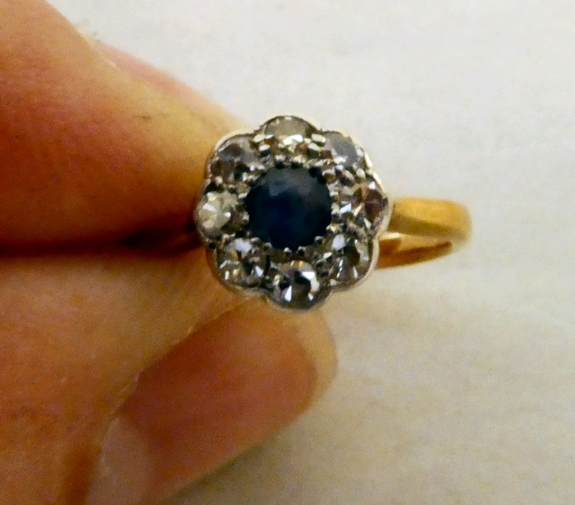 An 18ct gold diamond and sapphire cluster ring - Image 3 of 4
