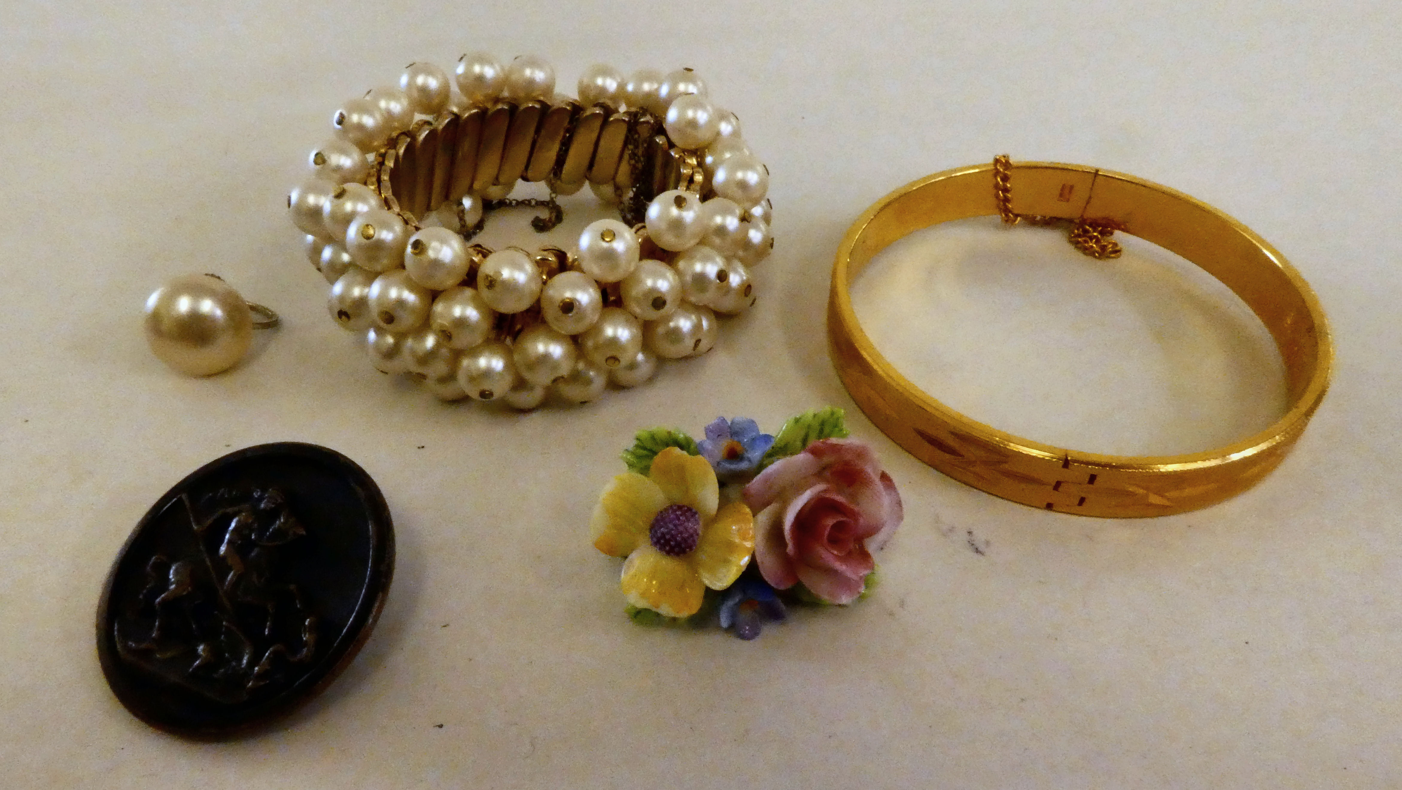 Items of personal ornament: to include brooches; a keeper ring; faux pearls and other bead necklaces - Image 7 of 7