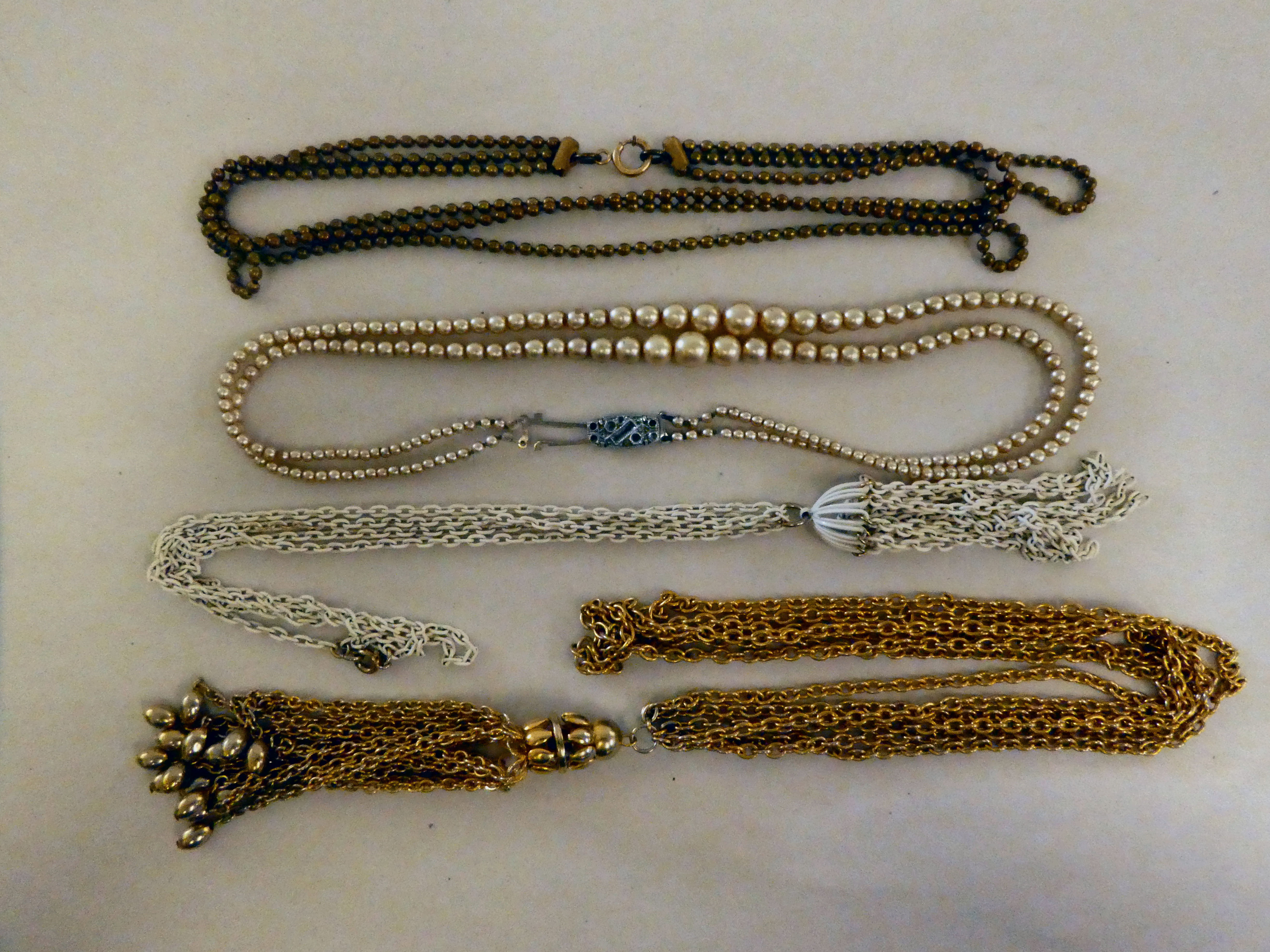 Items of personal ornament: to include brooches; a keeper ring; faux pearls and other bead necklaces - Image 4 of 7