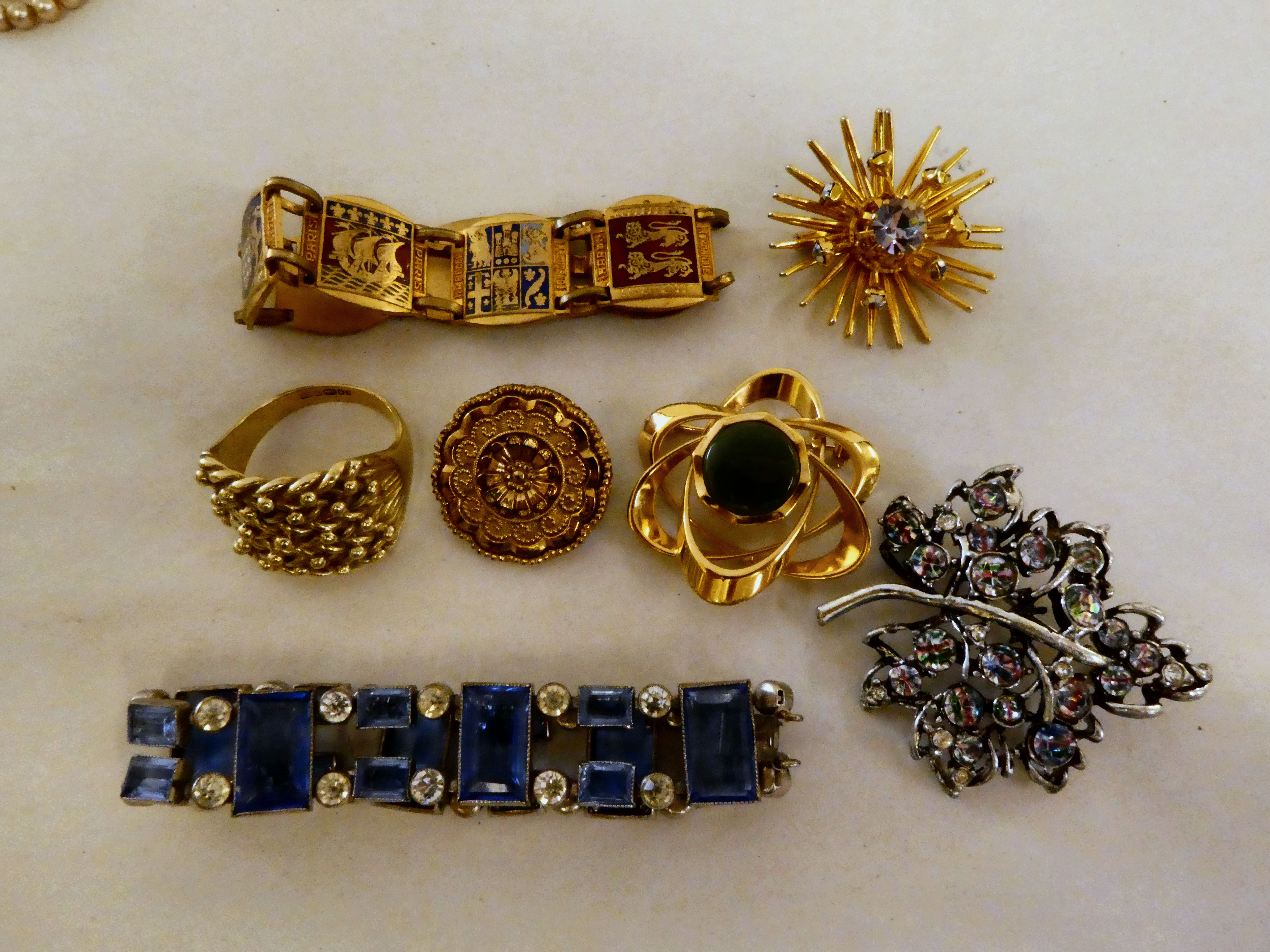 Items of personal ornament: to include brooches; a keeper ring; faux pearls and other bead necklaces - Image 3 of 7