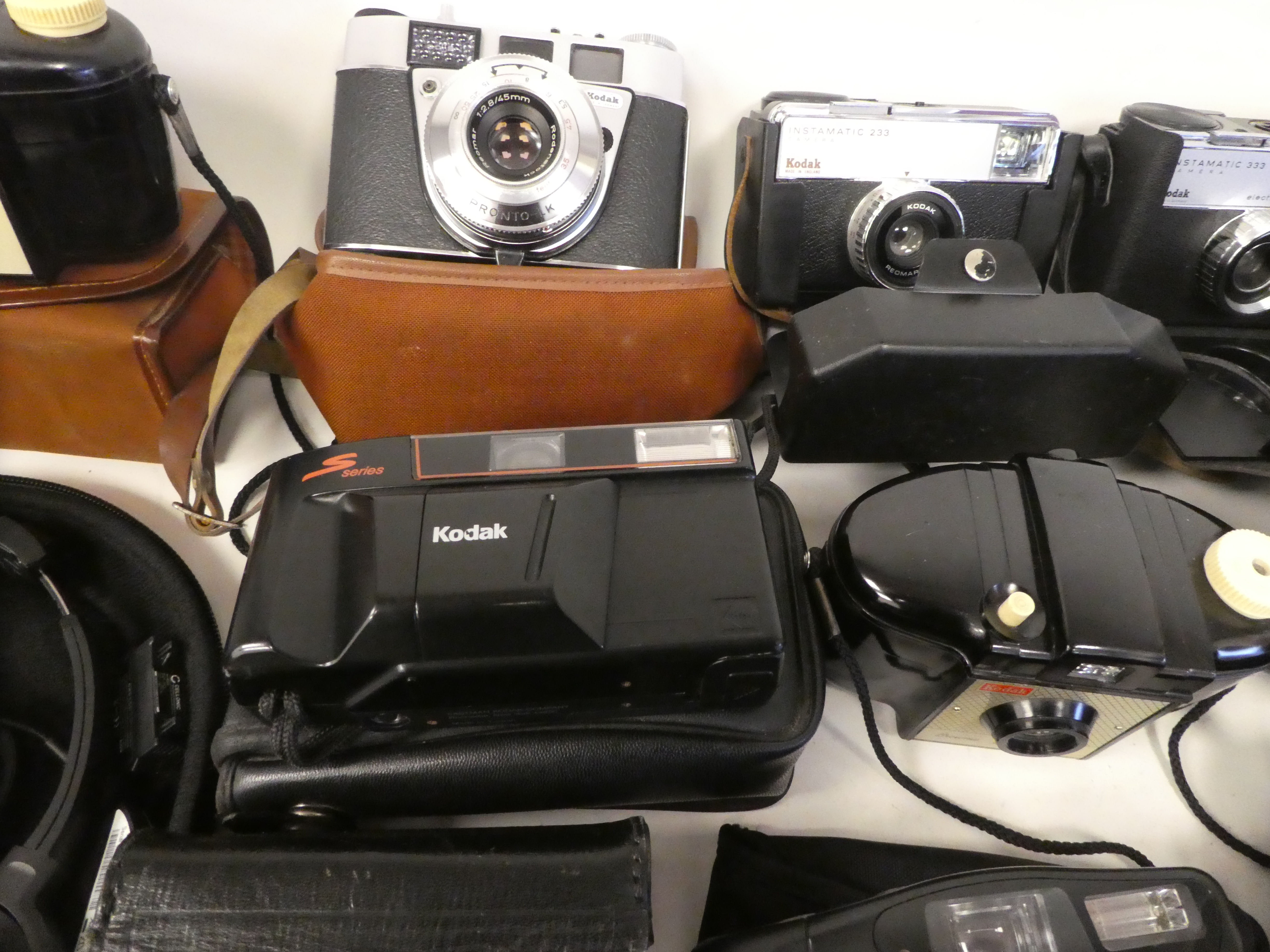 Mainly photographic equipment: to include various Kodak cameras; and a pair of Bose headphones - Image 4 of 7