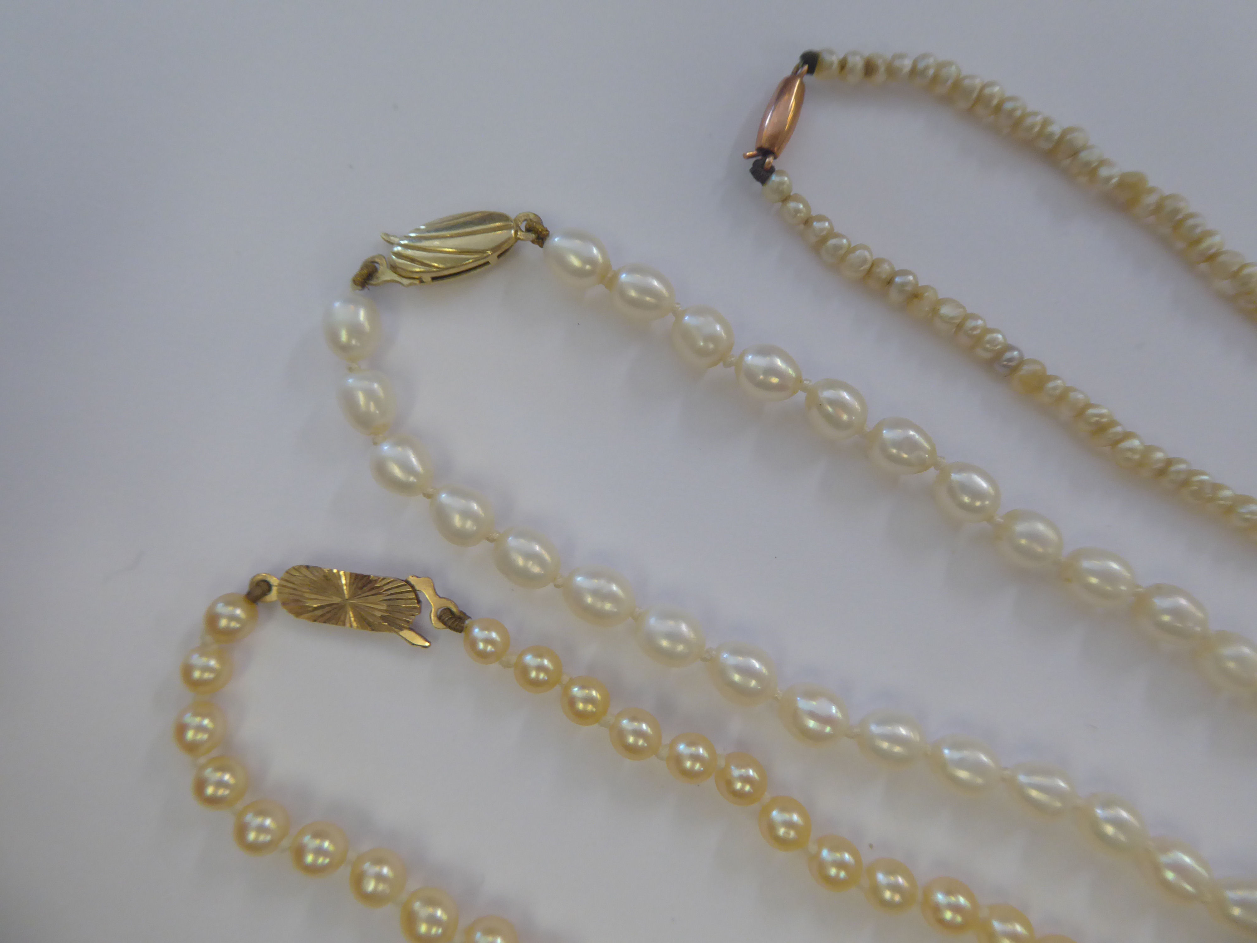 Three single strand pearl necklaces, each on a yellow metal clasp - Image 2 of 2