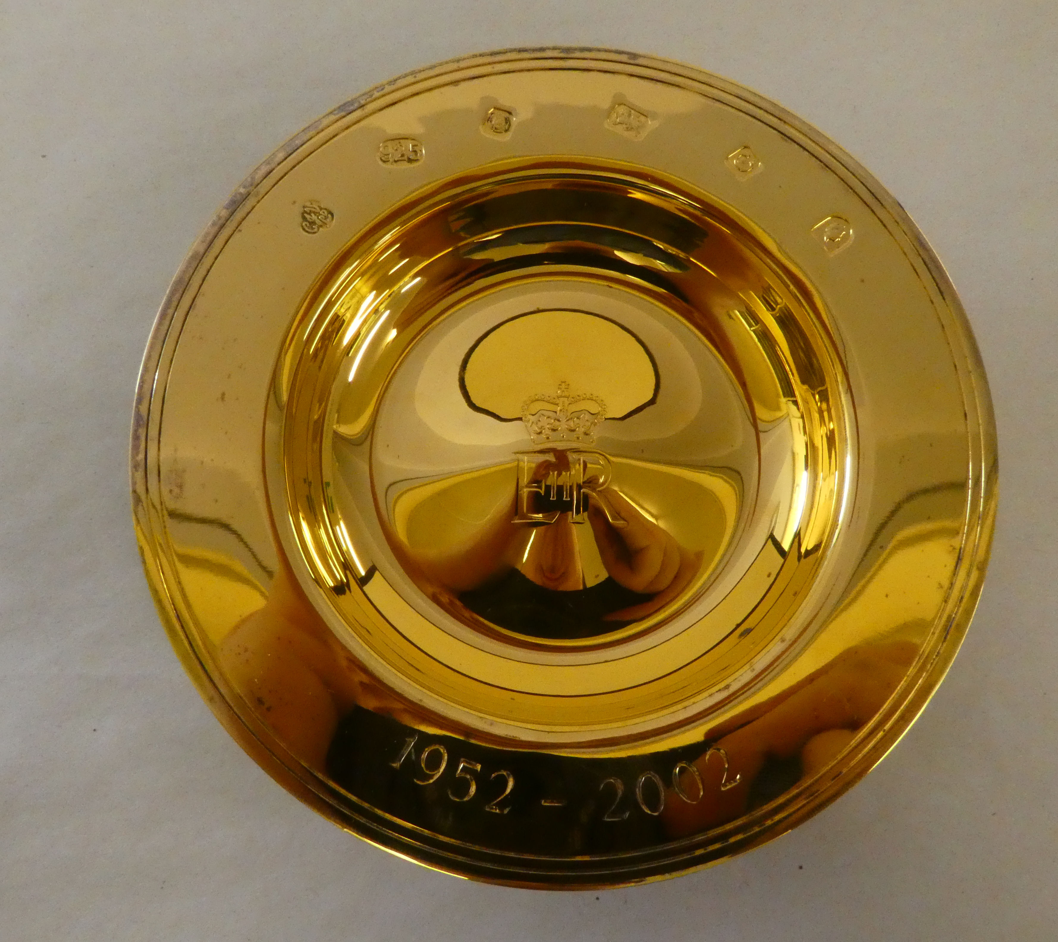 A Golden Jubilee Armada style silver gilt dish  Limited Edition 9/500  Sheffield 2002  5"dia  boxed - Image 2 of 4