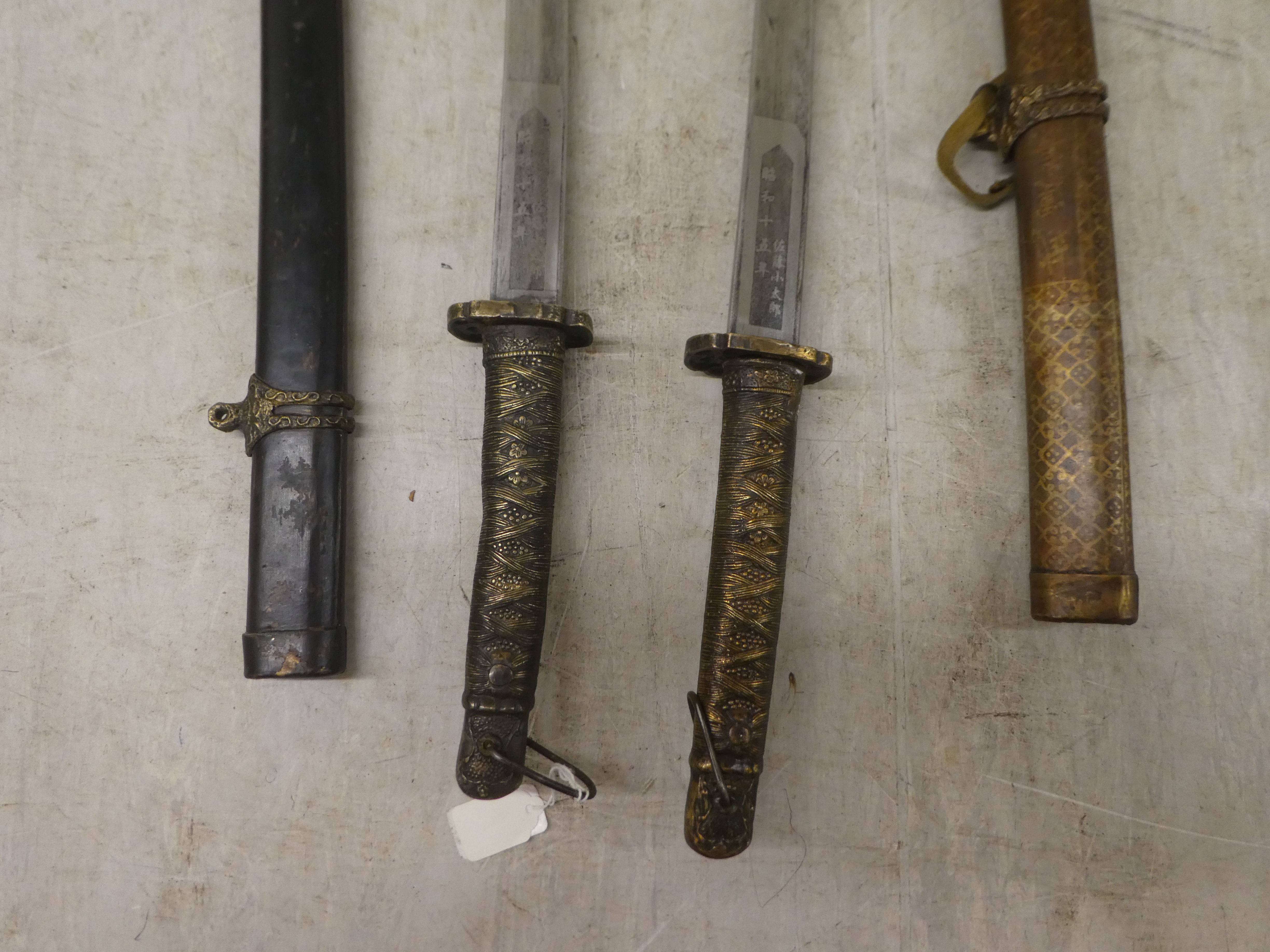 Two similar reproductions of World War II Japanese kutanas, the blades 25"L in lacquered scabbards - Image 6 of 8