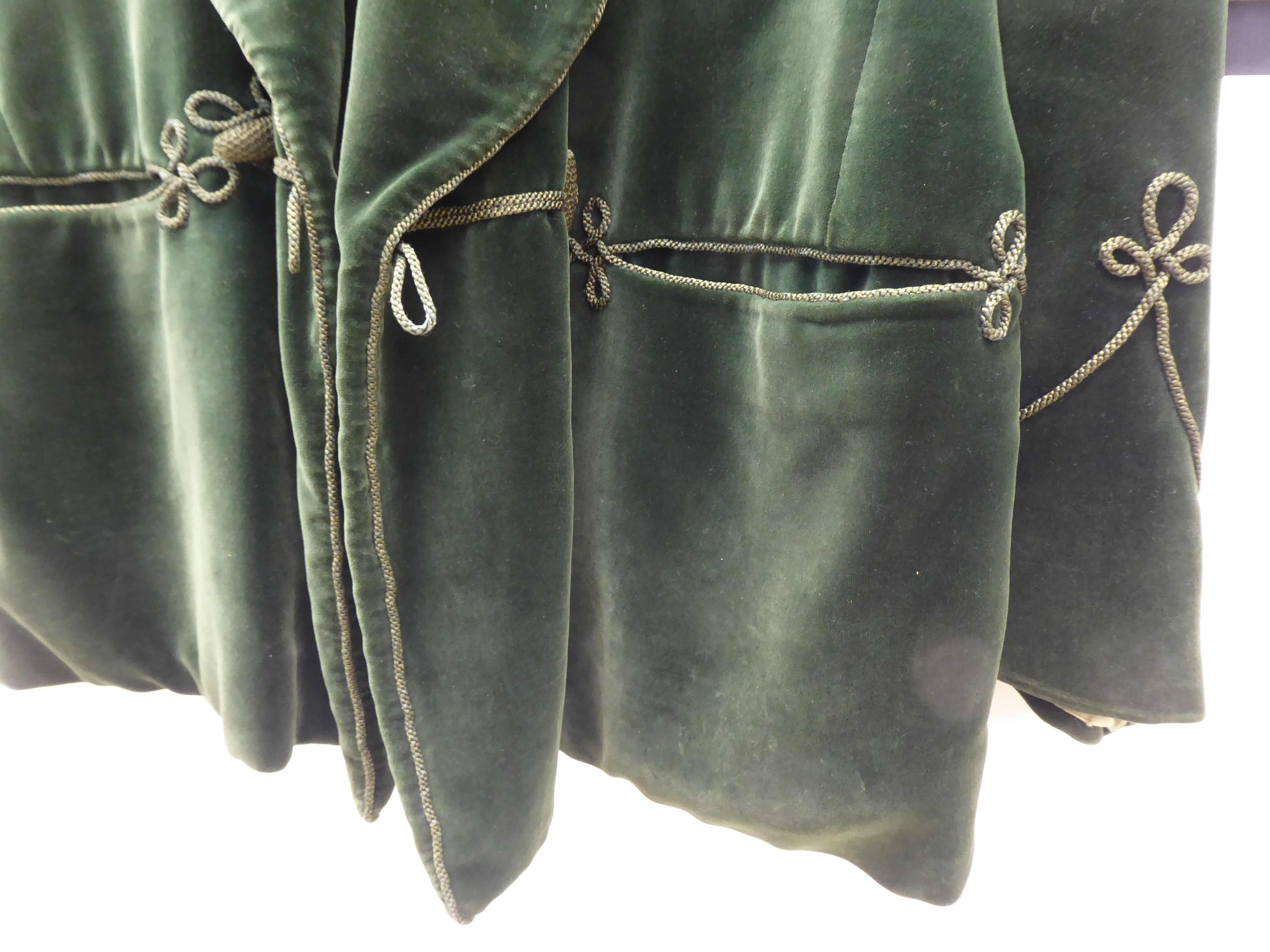 A circa 1930s crushed green velvet and silk lined smoking jacket  approx. size 40/42 regular - Image 2 of 5