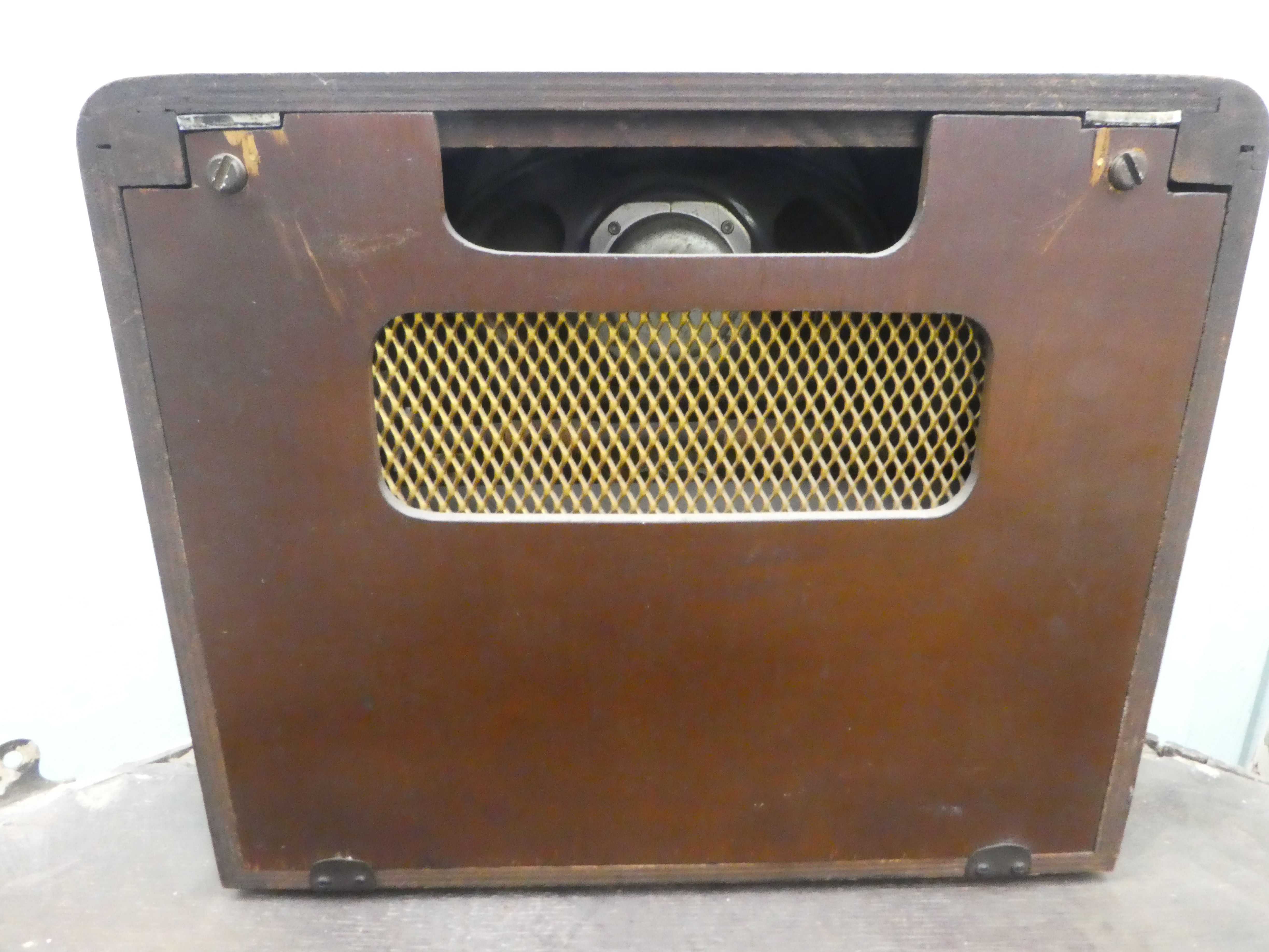 A vintage mahogany cased radio  11"h  12"w - Image 4 of 4