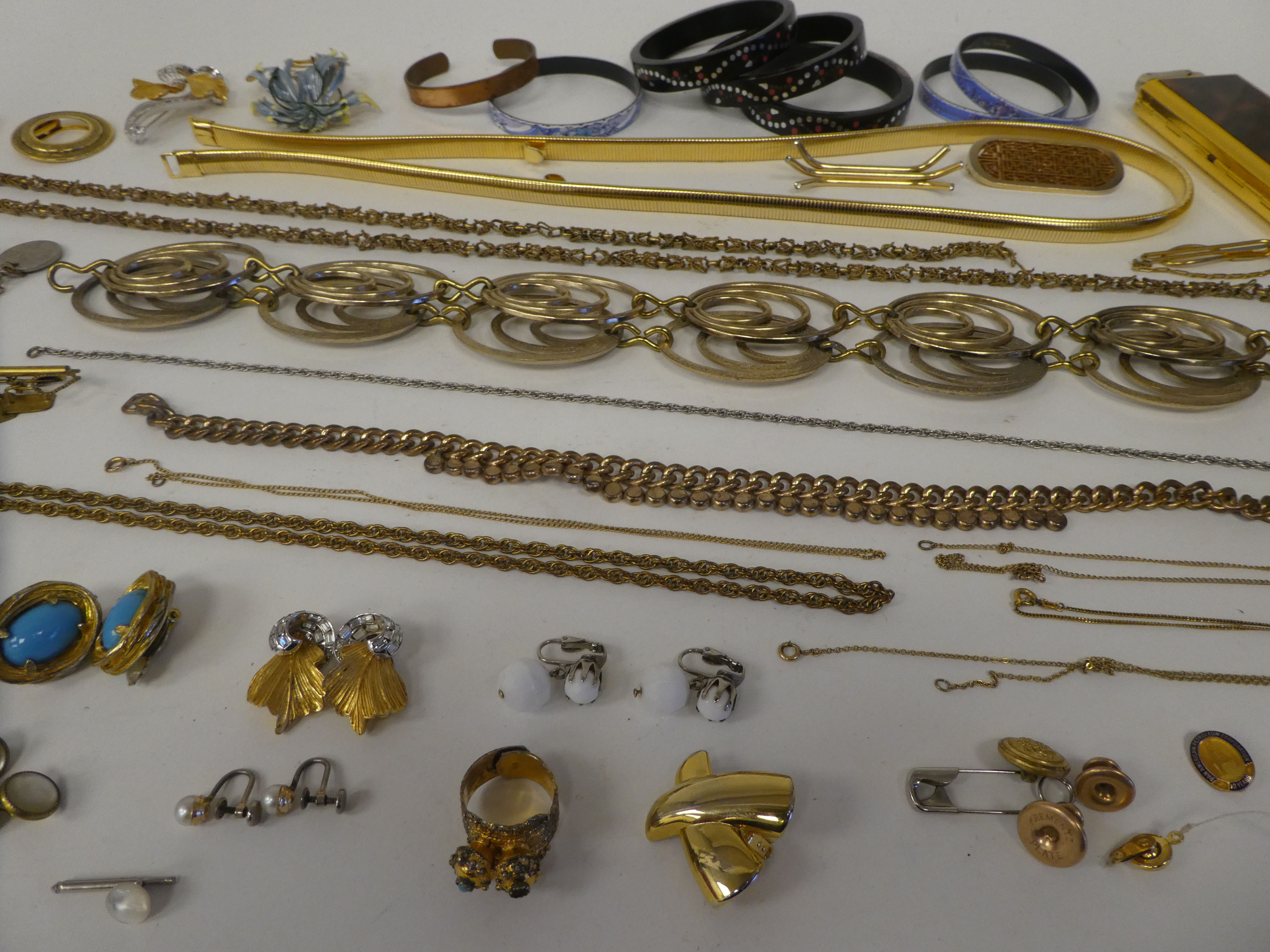 Items of personal ornament: to include Pennino of New York three piece earring and brooch set; other - Image 5 of 6