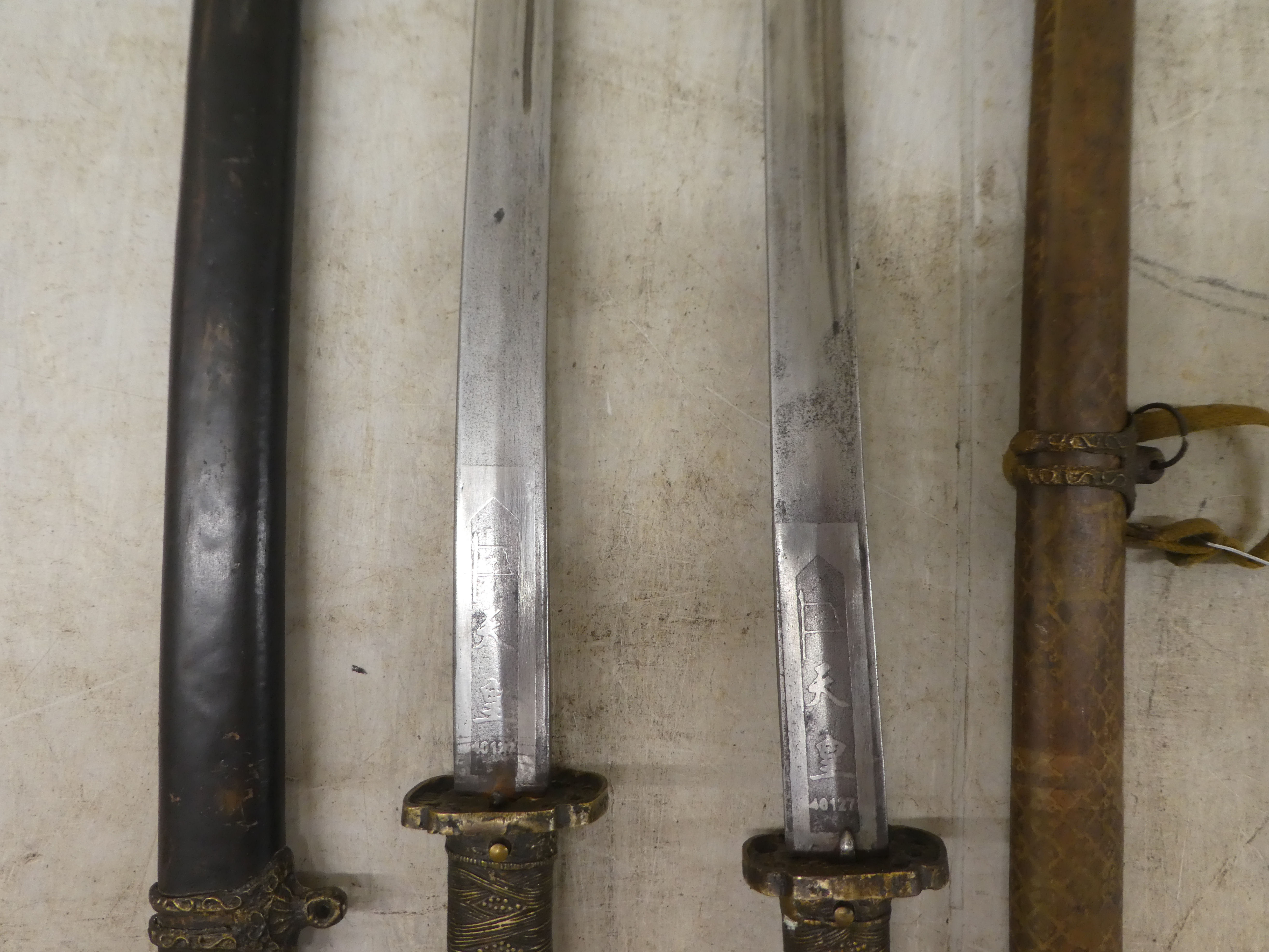 Two similar reproductions of World War II Japanese kutanas, the blades 25"L in lacquered scabbards - Image 3 of 8