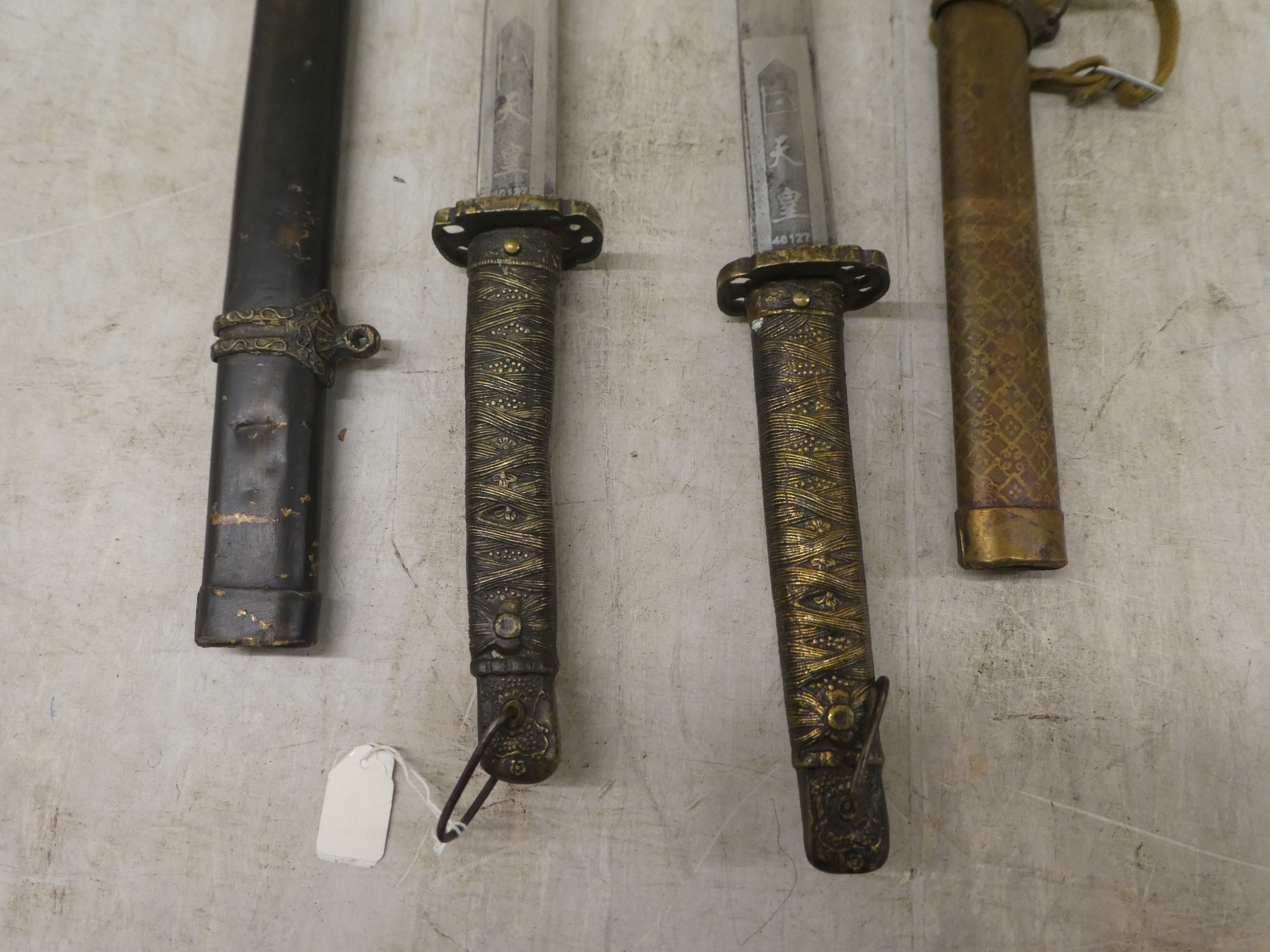 Two similar reproductions of World War II Japanese kutanas, the blades 25"L in lacquered scabbards - Image 2 of 8