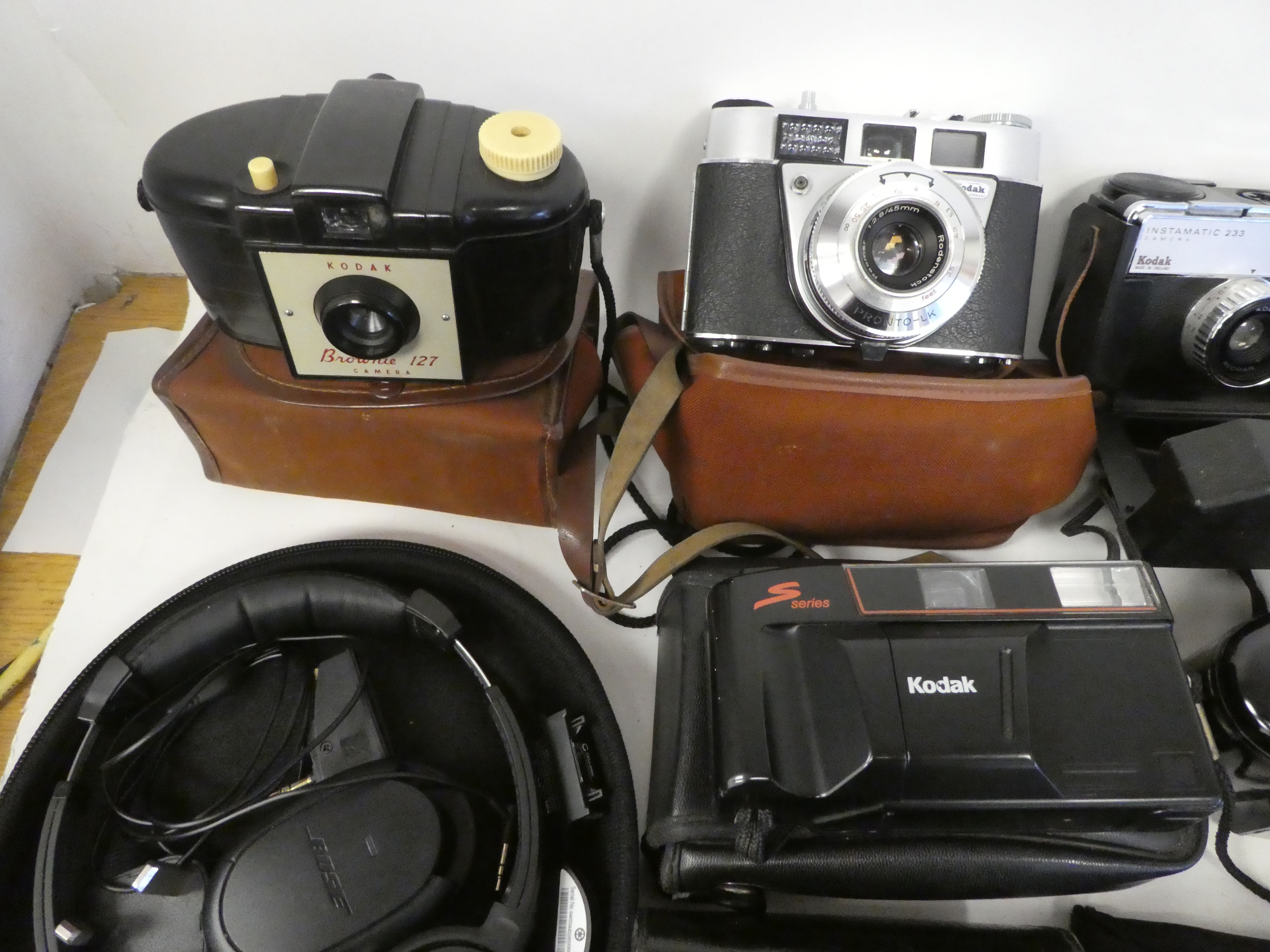 Mainly photographic equipment: to include various Kodak cameras; and a pair of Bose headphones - Image 2 of 7