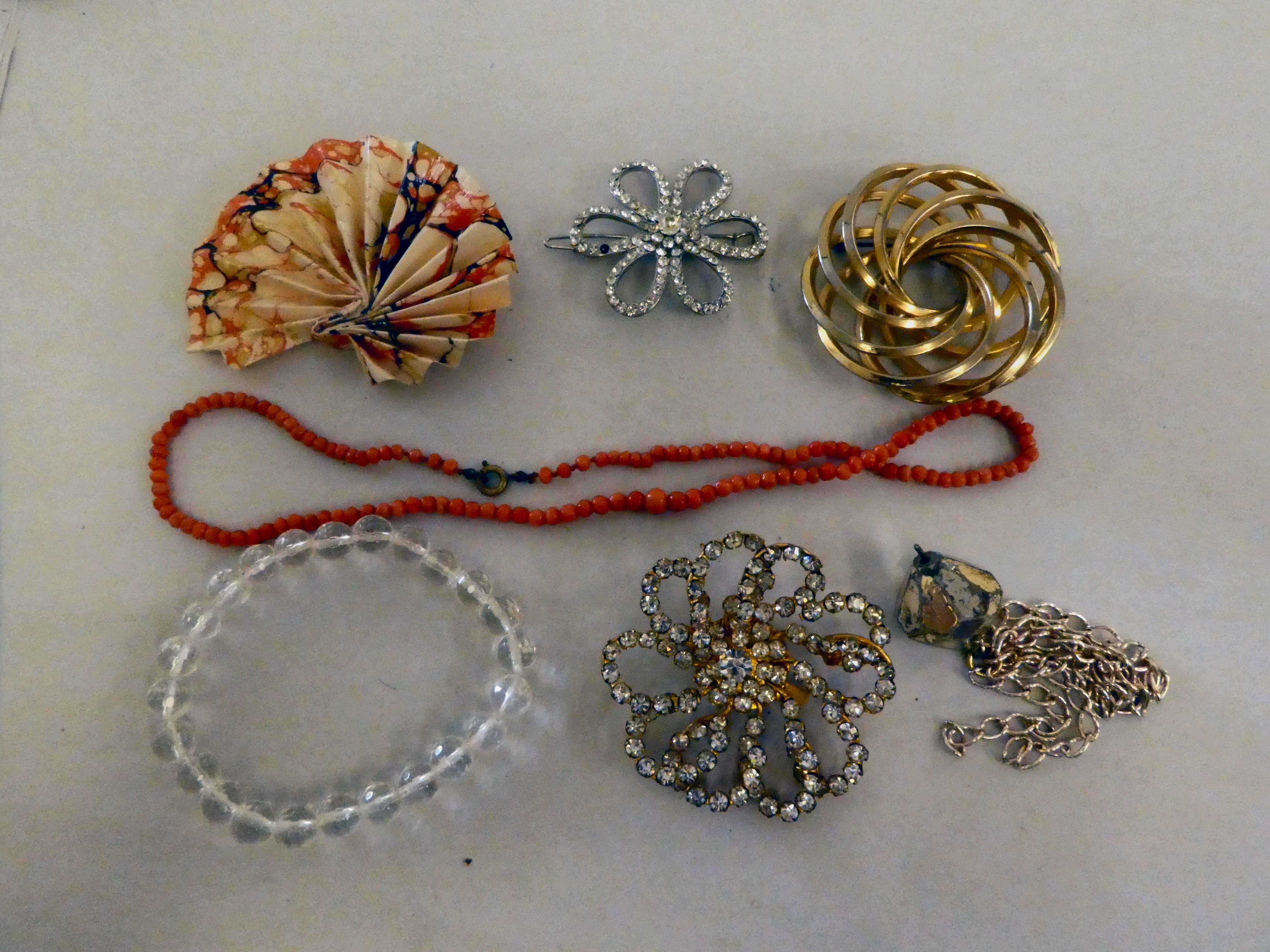 Items of personal ornament: to include brooches; a keeper ring; faux pearls and other bead necklaces - Image 6 of 7