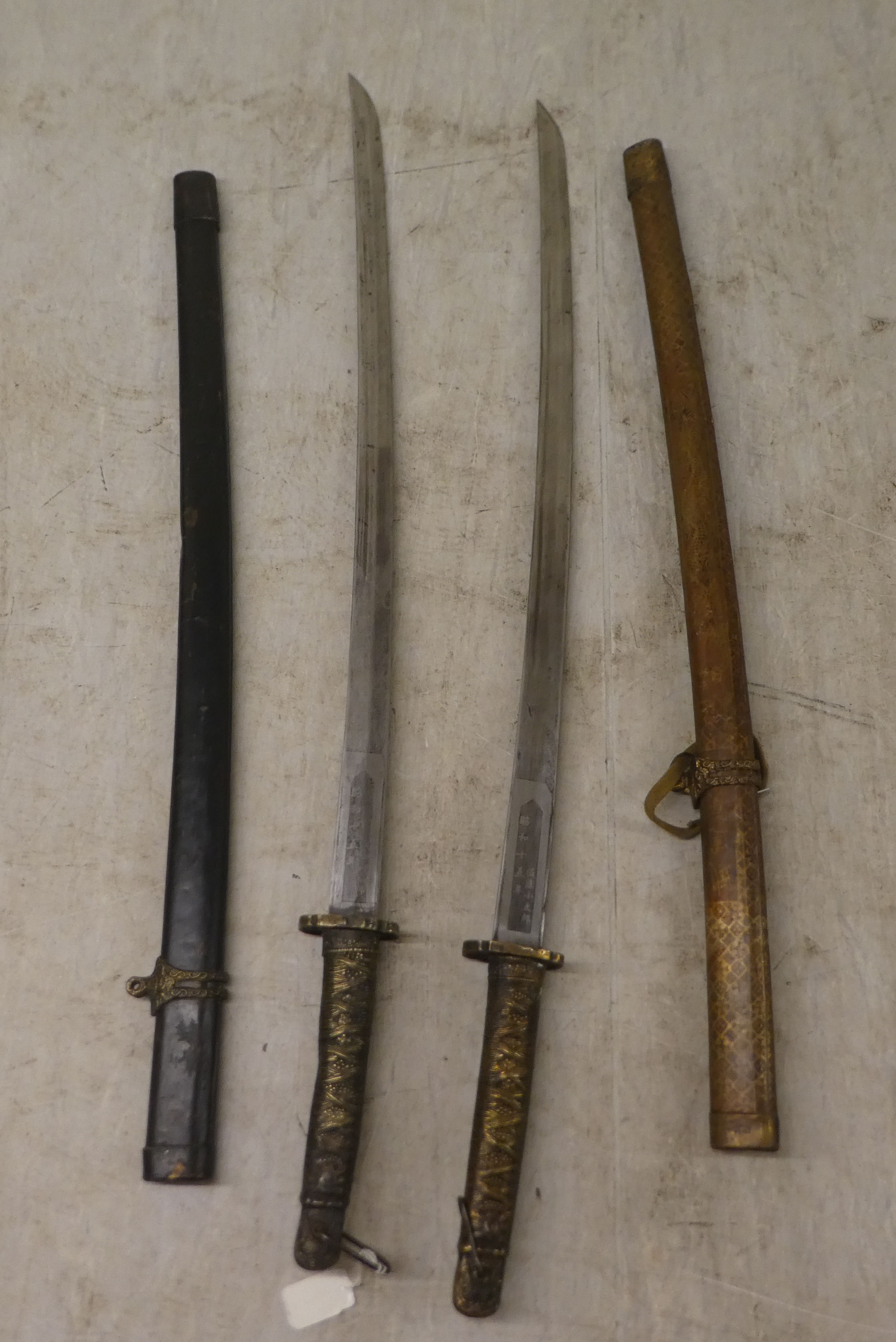 Two similar reproductions of World War II Japanese kutanas, the blades 25"L in lacquered scabbards - Image 5 of 8