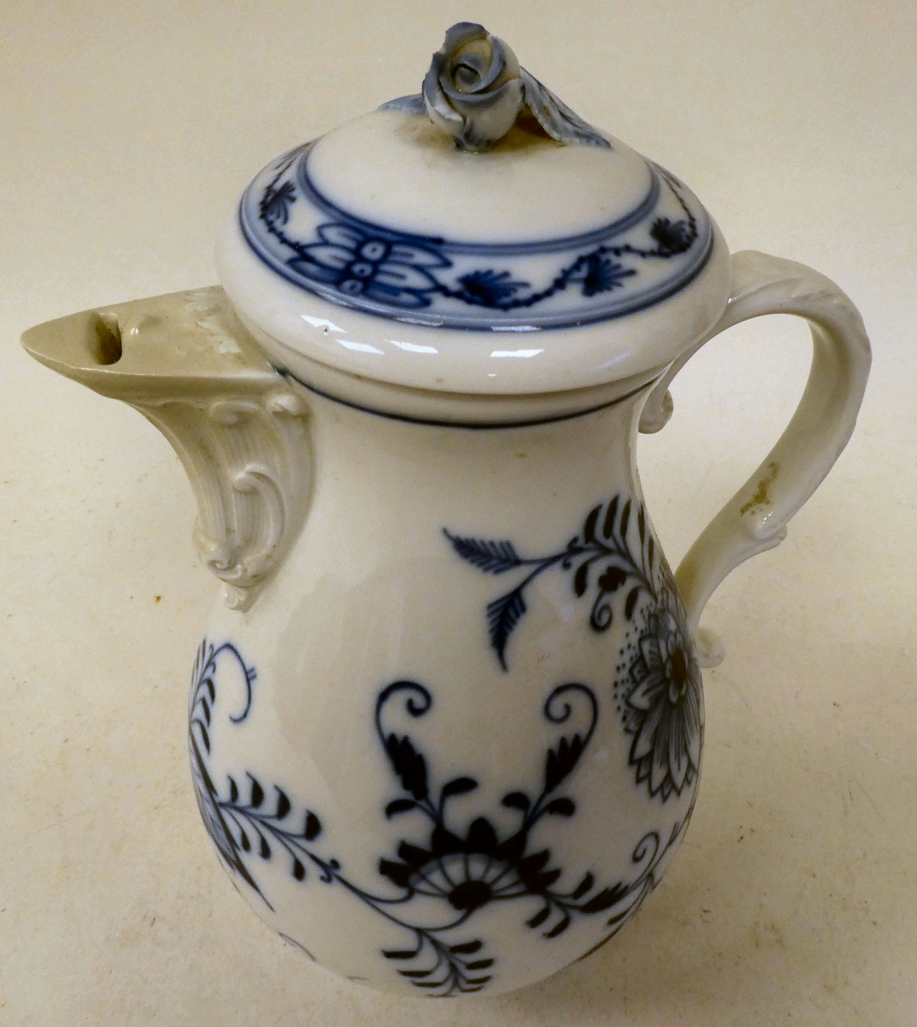 A Meissen porcelain pear shaped lidded jug, decorated in blue and white - Image 2 of 4