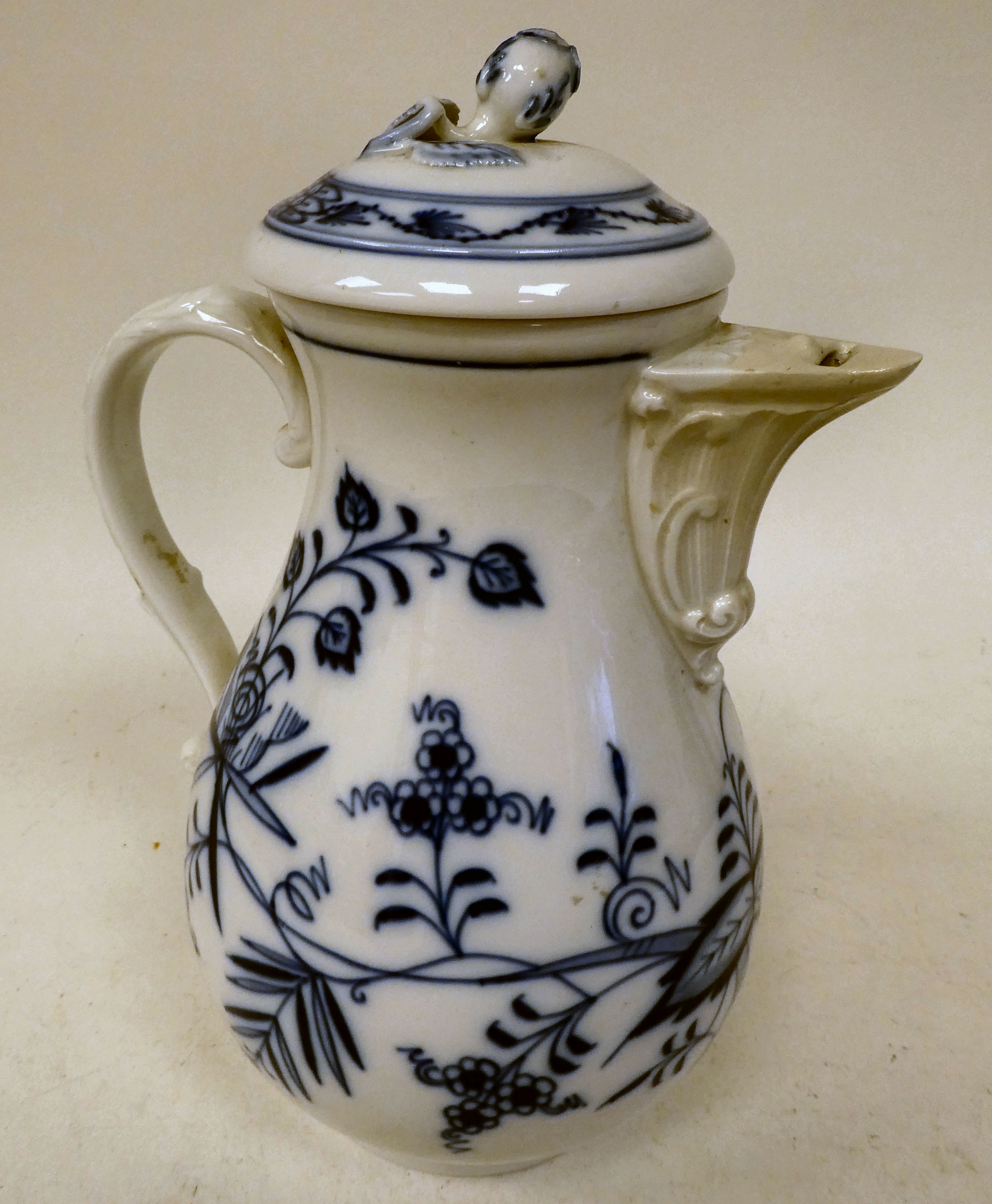 A Meissen porcelain pear shaped lidded jug, decorated in blue and white - Image 3 of 4