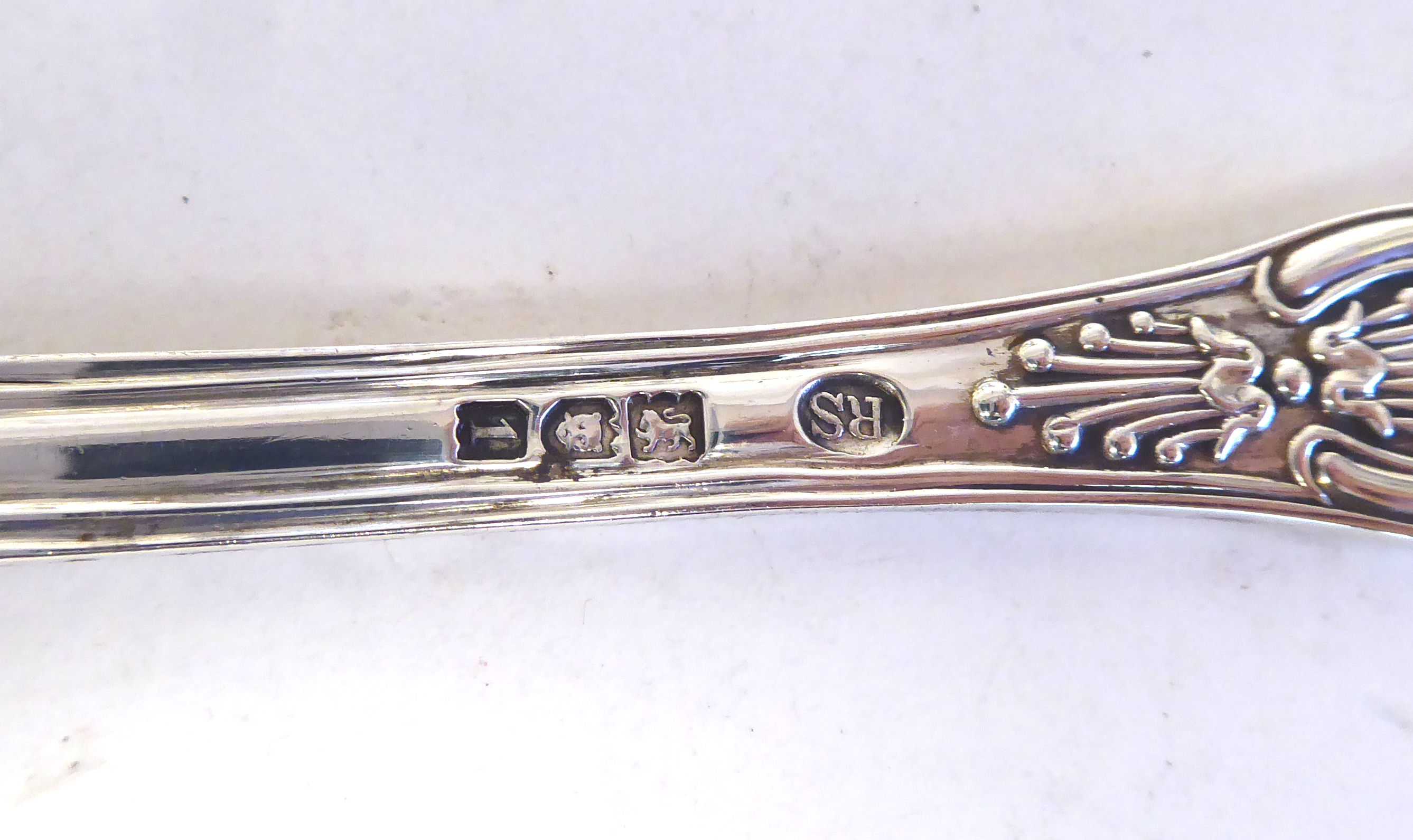 An Edwardian silver sauce boat with a gadrooned border and double S-scrolled handle, elevated on - Image 3 of 5