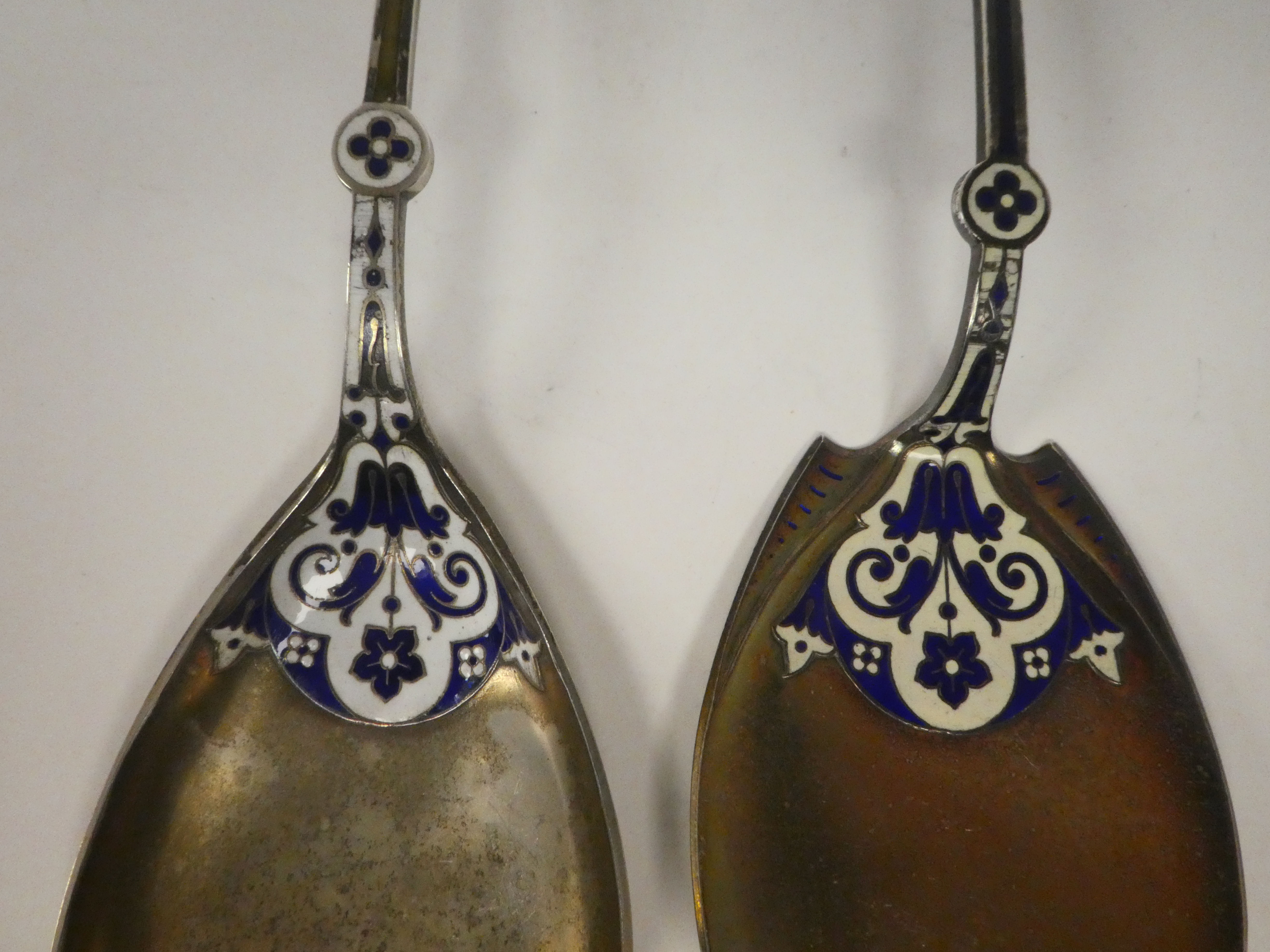 A Continental silver coloured metal and dark blue and white enamel serving spoon and slice - Image 3 of 4