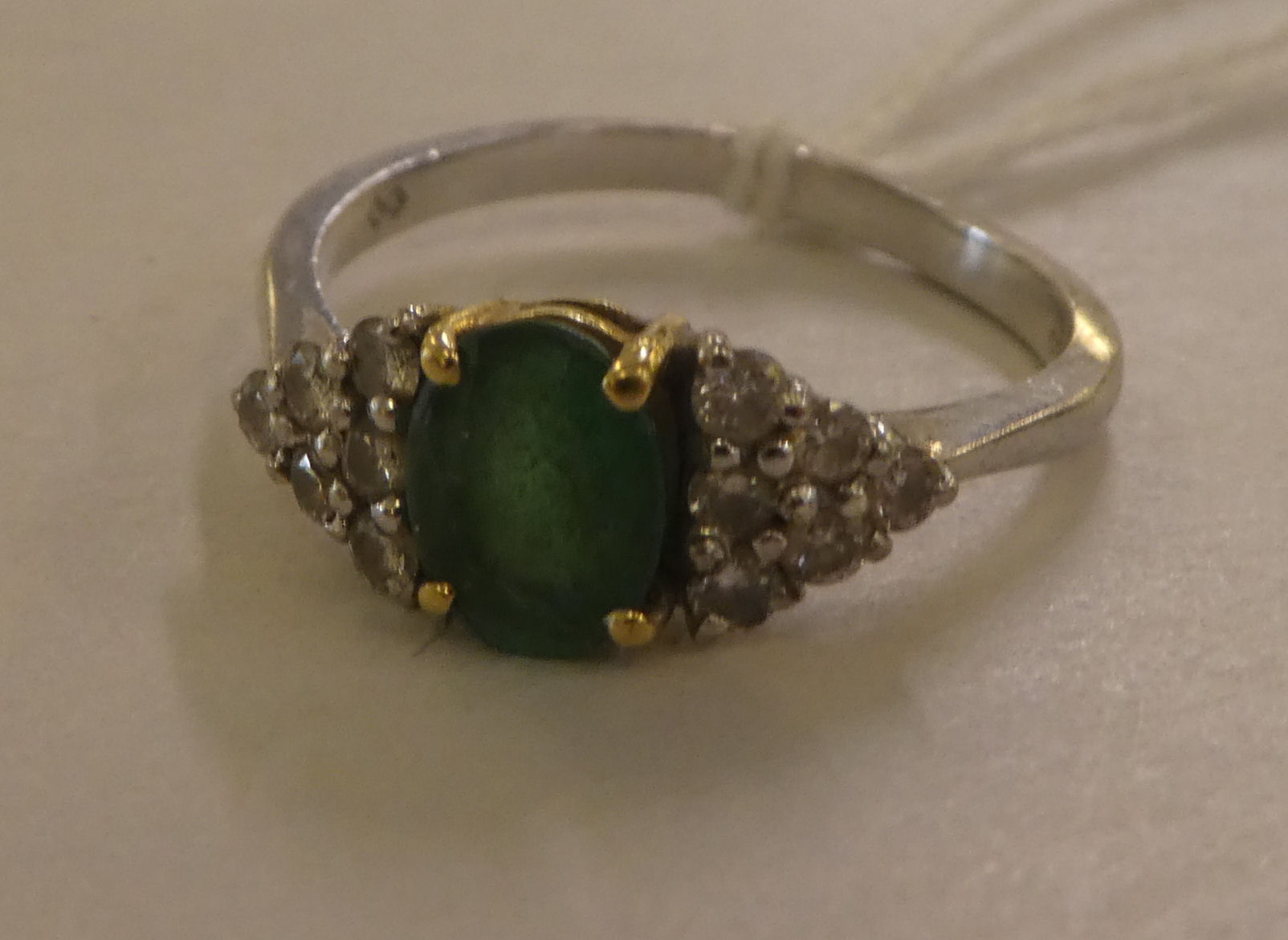 An 18ct gold diamond and emerald ring - Bild 2 aus 4
