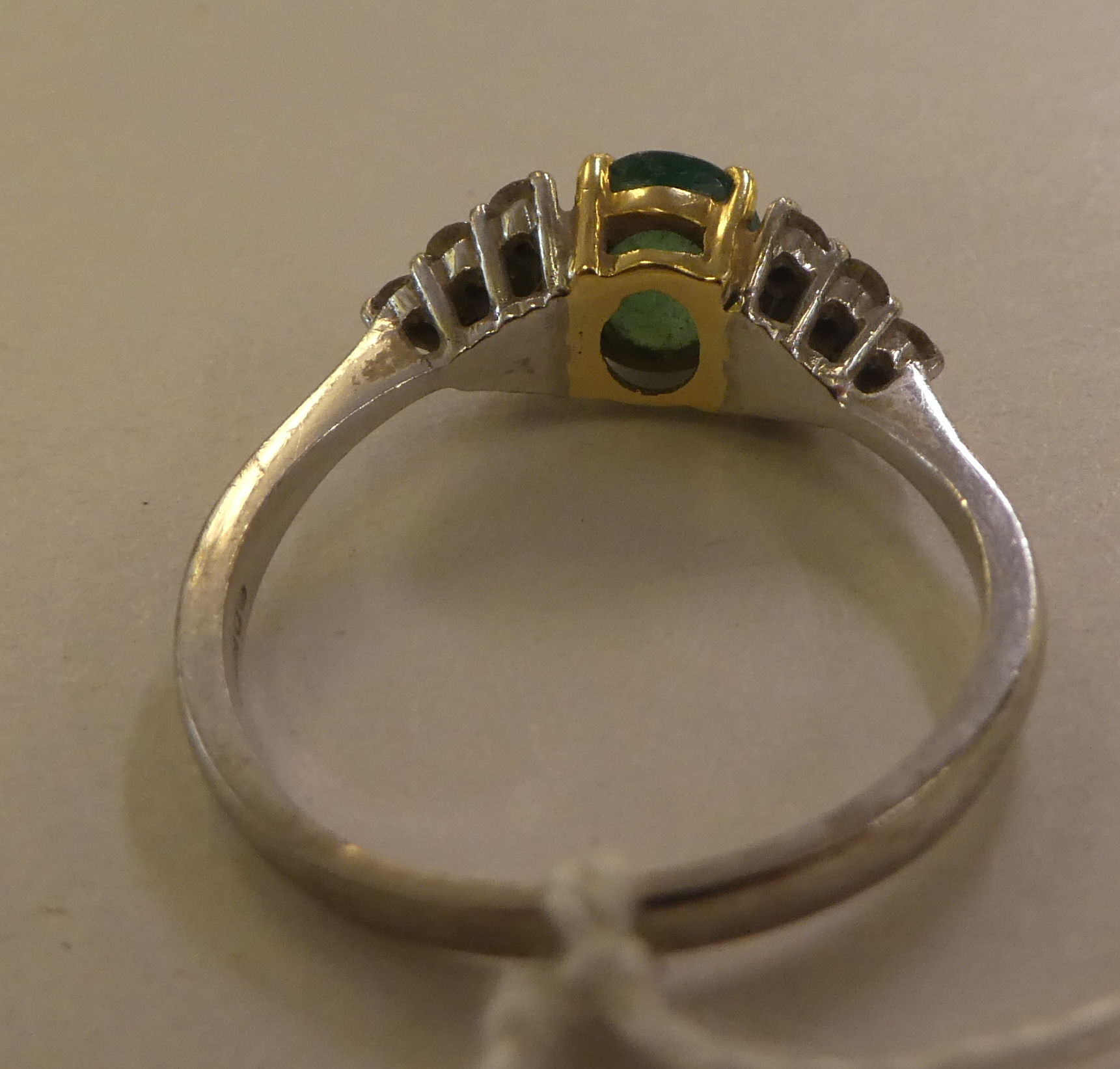 An 18ct gold diamond and emerald ring - Bild 3 aus 4
