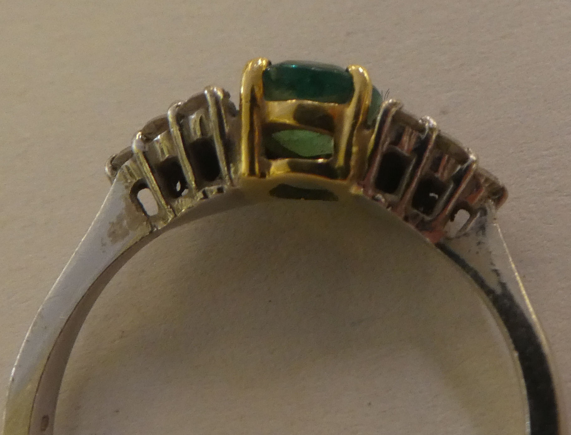 An 18ct gold diamond and emerald ring - Bild 4 aus 4