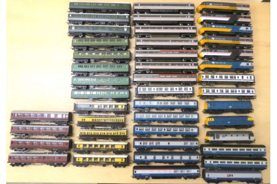 Hornby and Tri-ang 00 gauge plastic coaches - Image 1 of 10