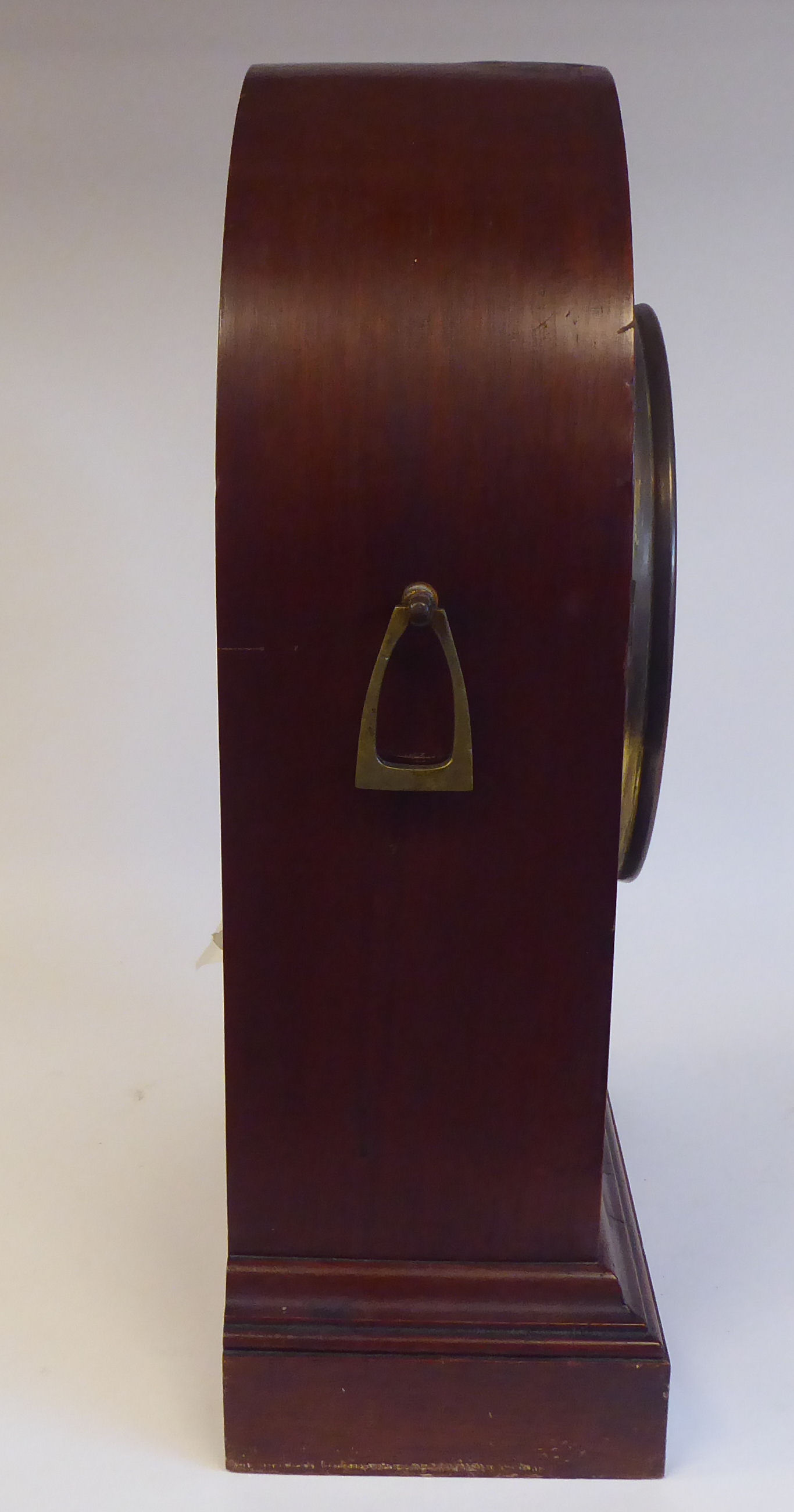 An Edwardian mahogany, satinwood string inlaid and marquetry cased mantel clock with a lancet top - Image 6 of 6