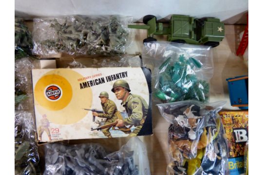 Diecast lead and moulded plastic toy soldiers and animals: to include examples by Britains - Image 5 of 11