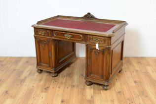 An early 20th Century oak kneehole desk