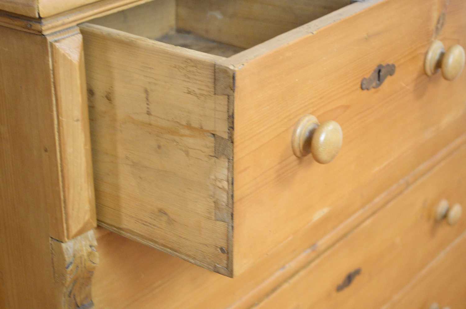 A 20th Century pine chest of drawers - Image 4 of 4