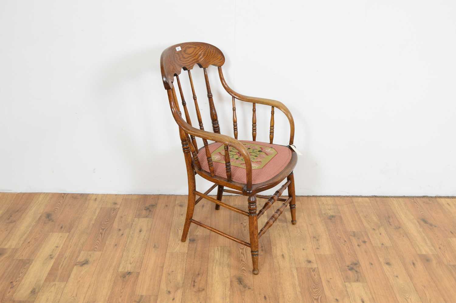 A 20th Century spindleback oak armchair - Image 5 of 5