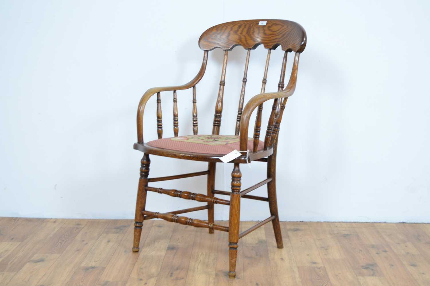 A 20th Century spindleback oak armchair - Image 2 of 5