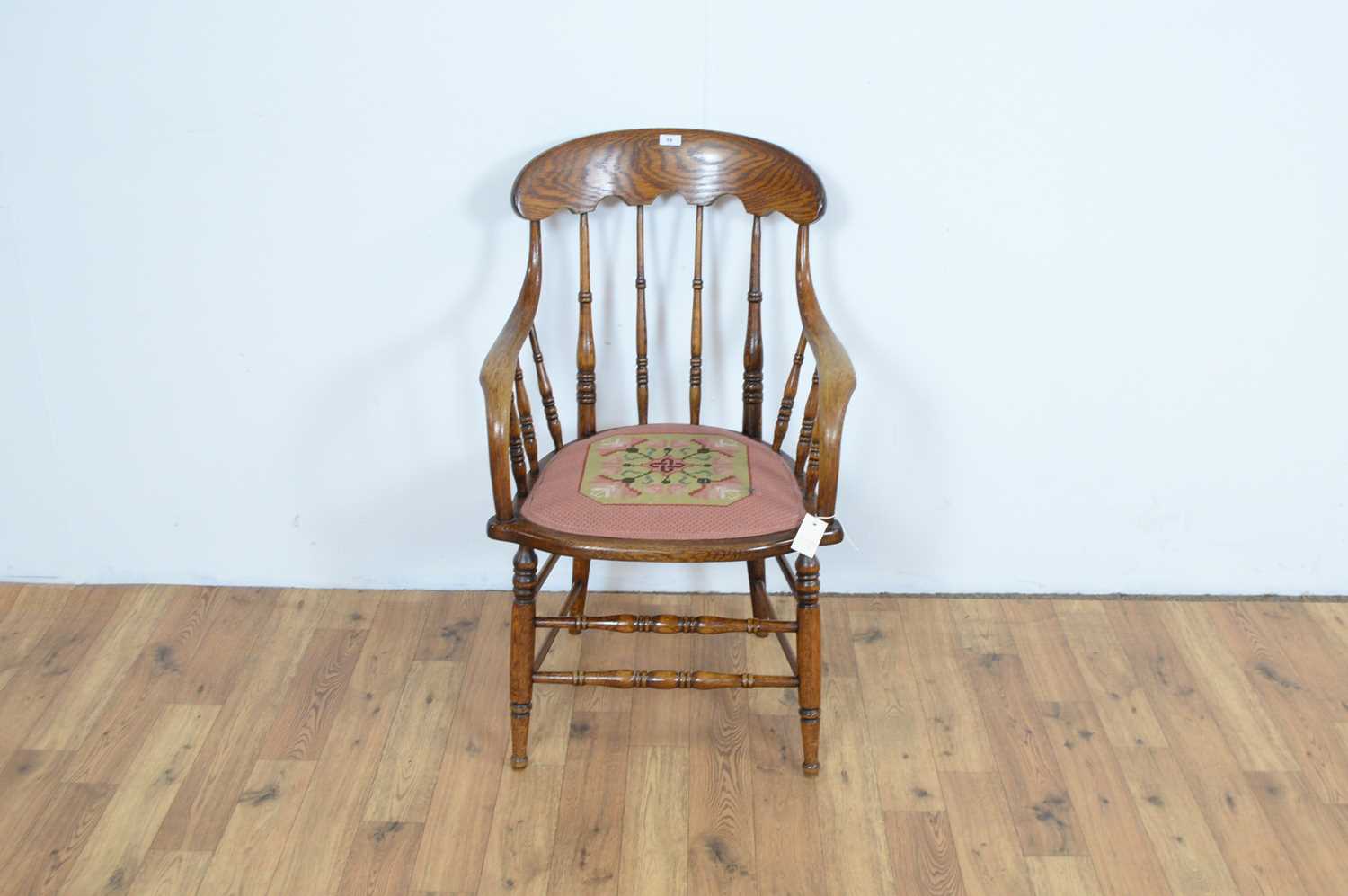 A 20th Century spindleback oak armchair - Image 3 of 5