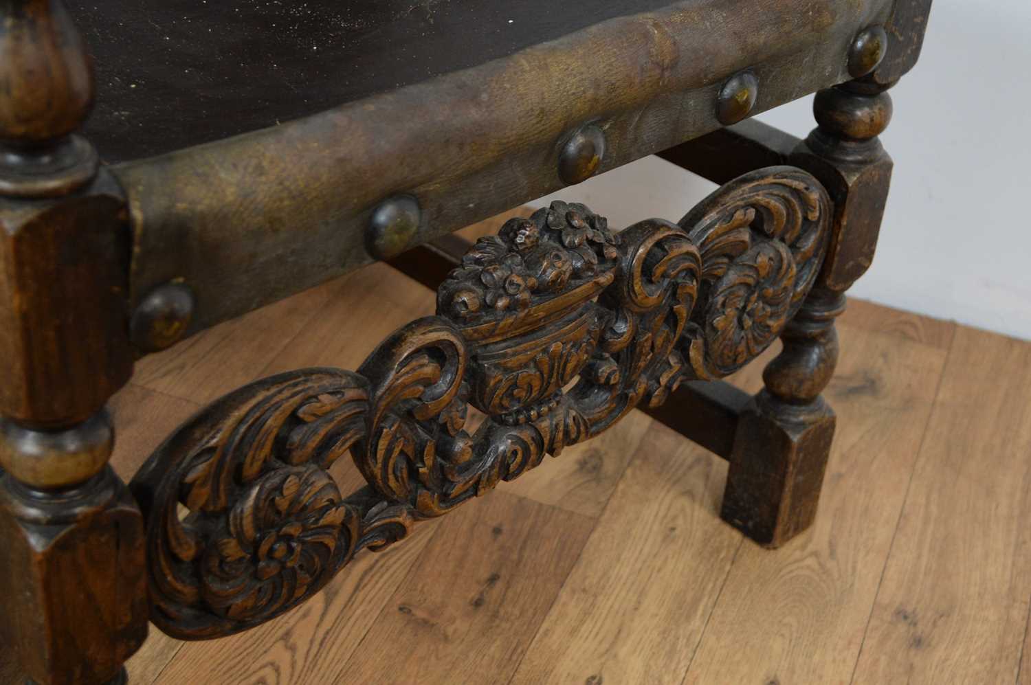 A 20th Century carved oak and leather chair - Image 5 of 5