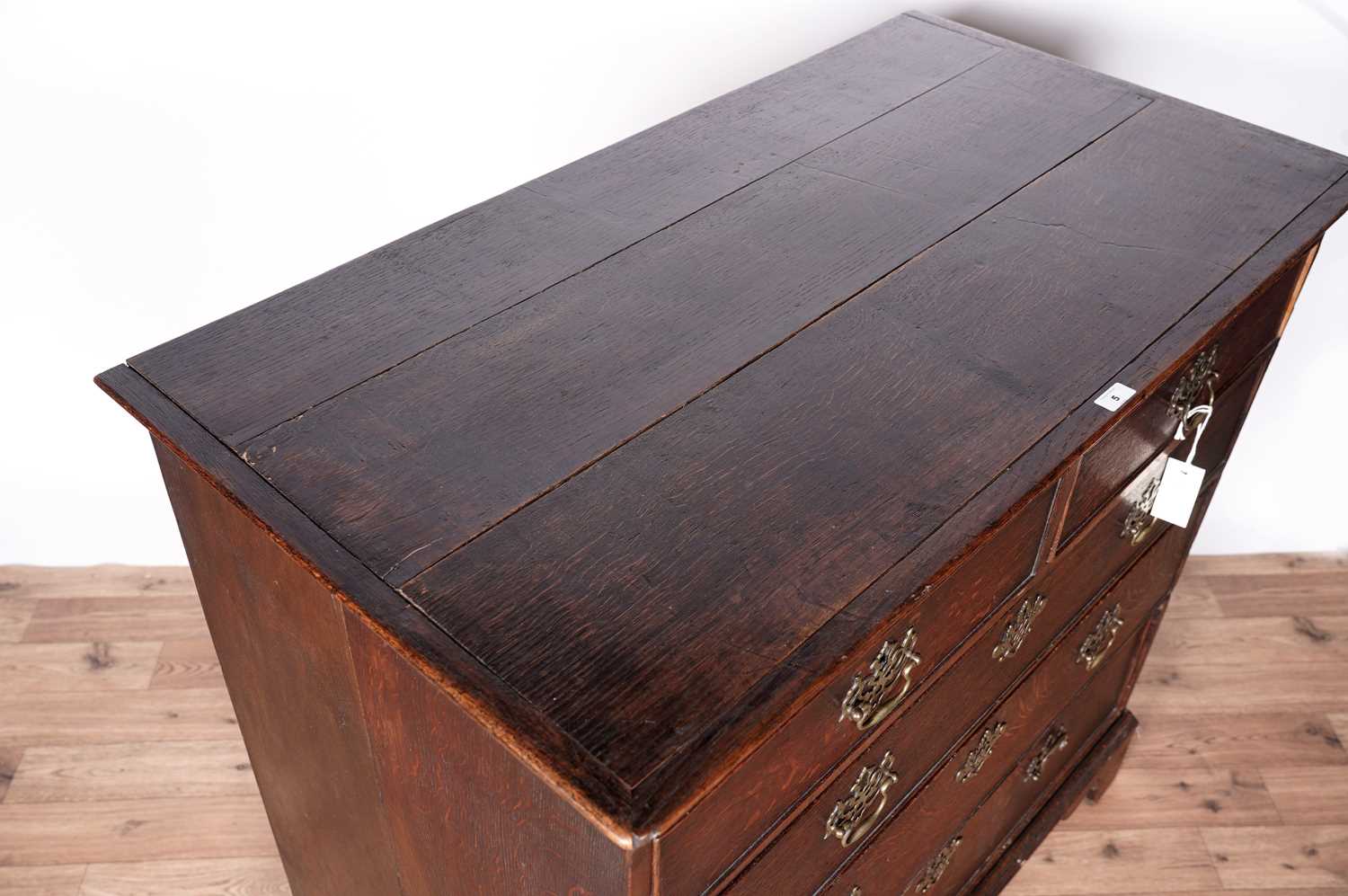 A George III oak chest of drawers - Image 5 of 14