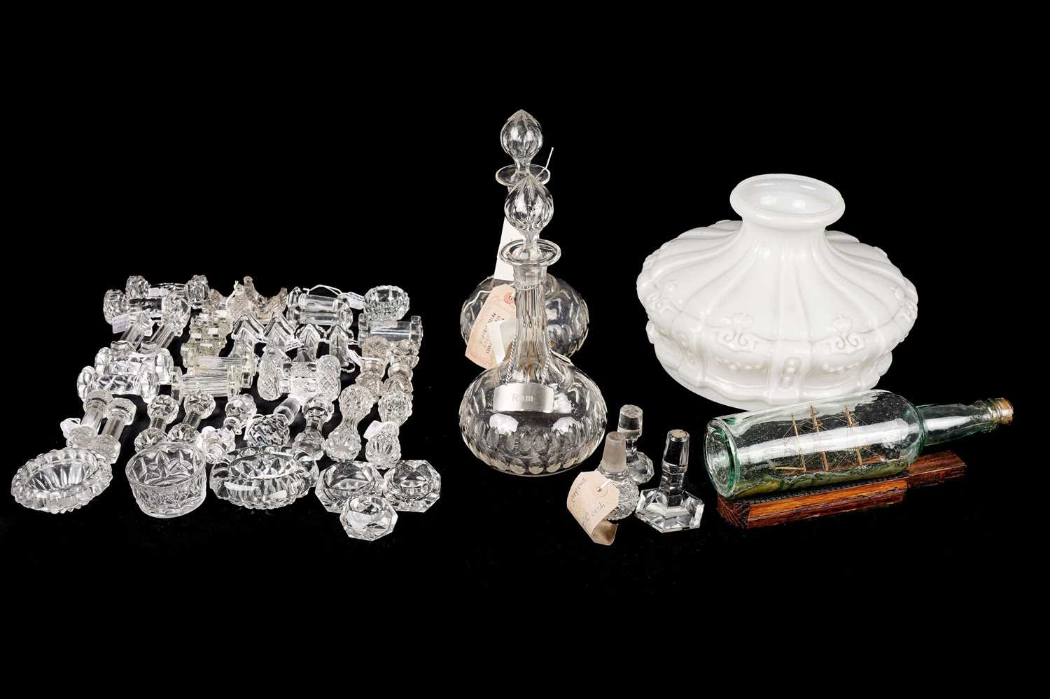 A collection of Victorian and later glass knife rests; and a selection of decorative ceramics - Bild 2 aus 18