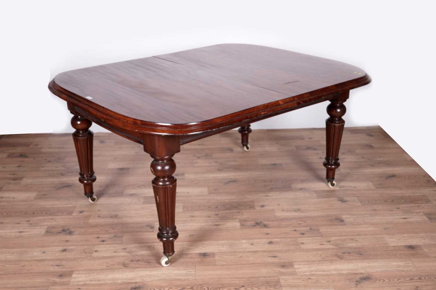 A Victorian mahogany extending dining table - Image 2 of 12