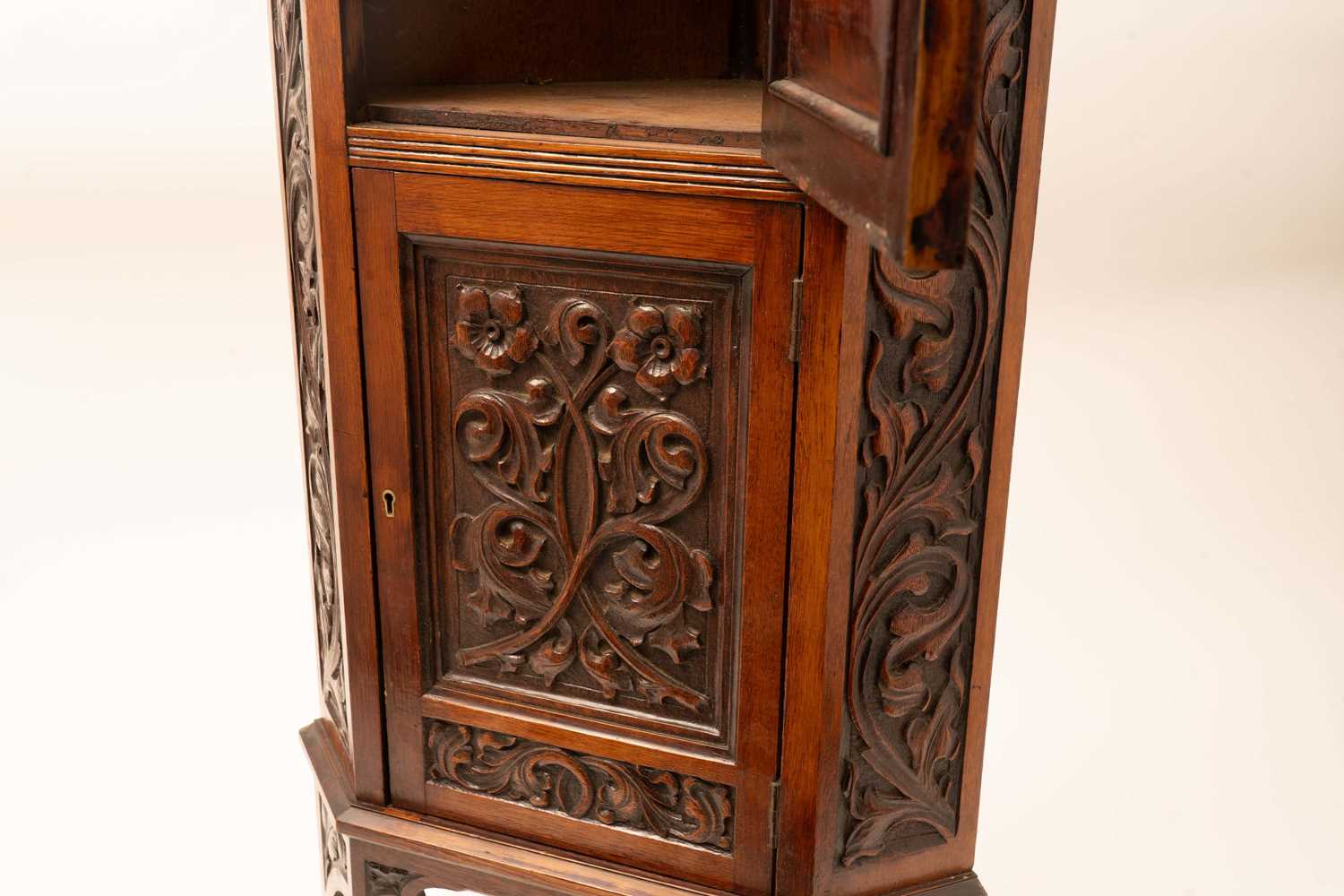 A Victorian carved oak corner cabinet - Bild 3 aus 5