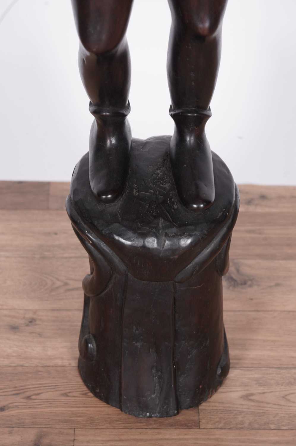 An African carved hardwood figure - Image 4 of 4