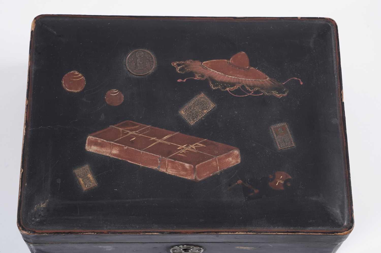 A Japanese lacquered tabletop cabinet and a selection of Asian decorative items - Image 5 of 8