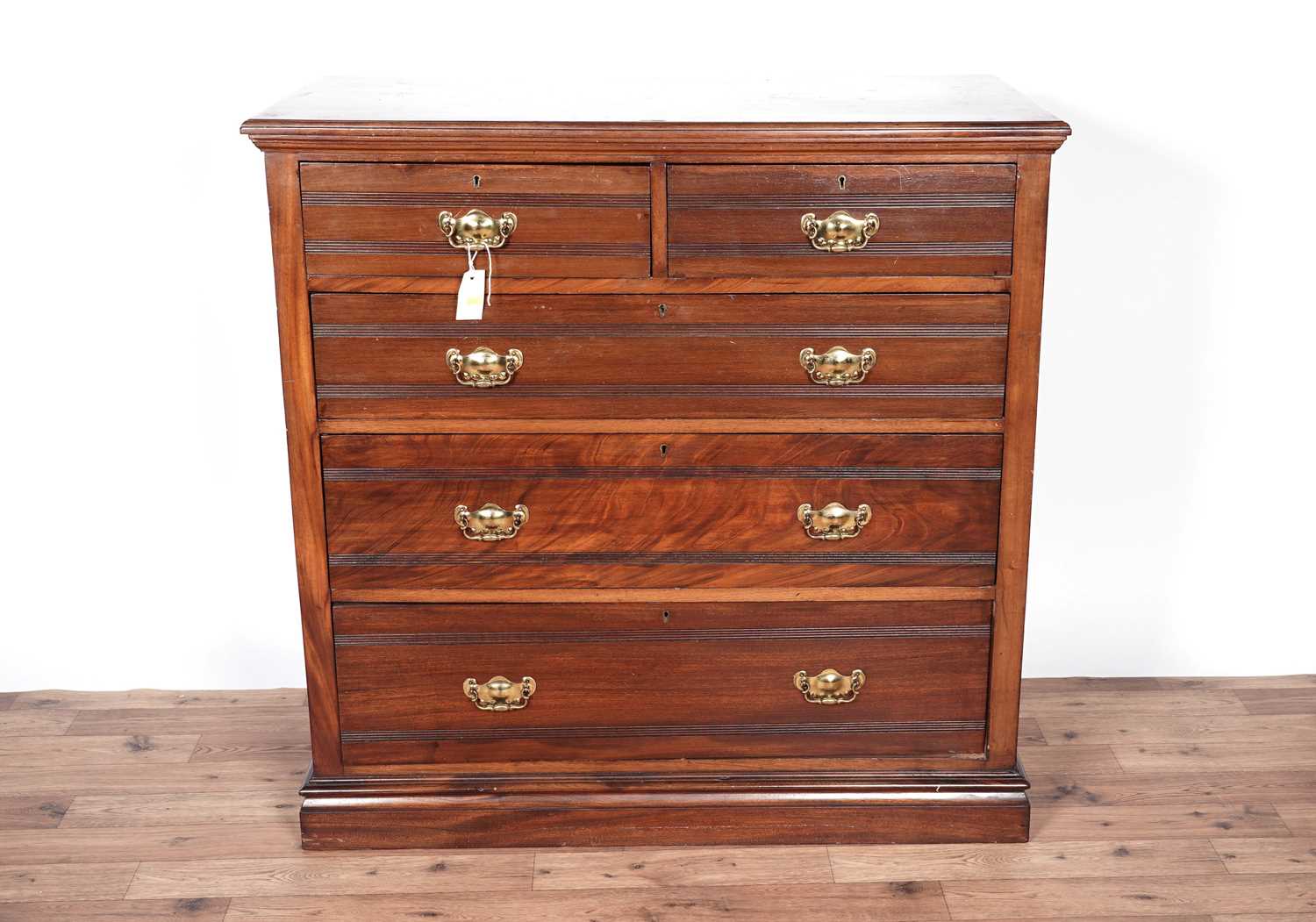 An Edwardian walnut chest of drawers - Bild 2 aus 4