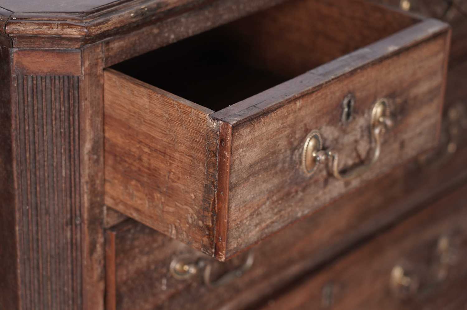 A George III mahogany chest of drawers - Bild 4 aus 4