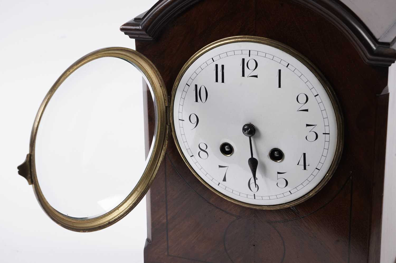 An early 20th Century line inlaid mahogany mantel clock - Bild 2 aus 5