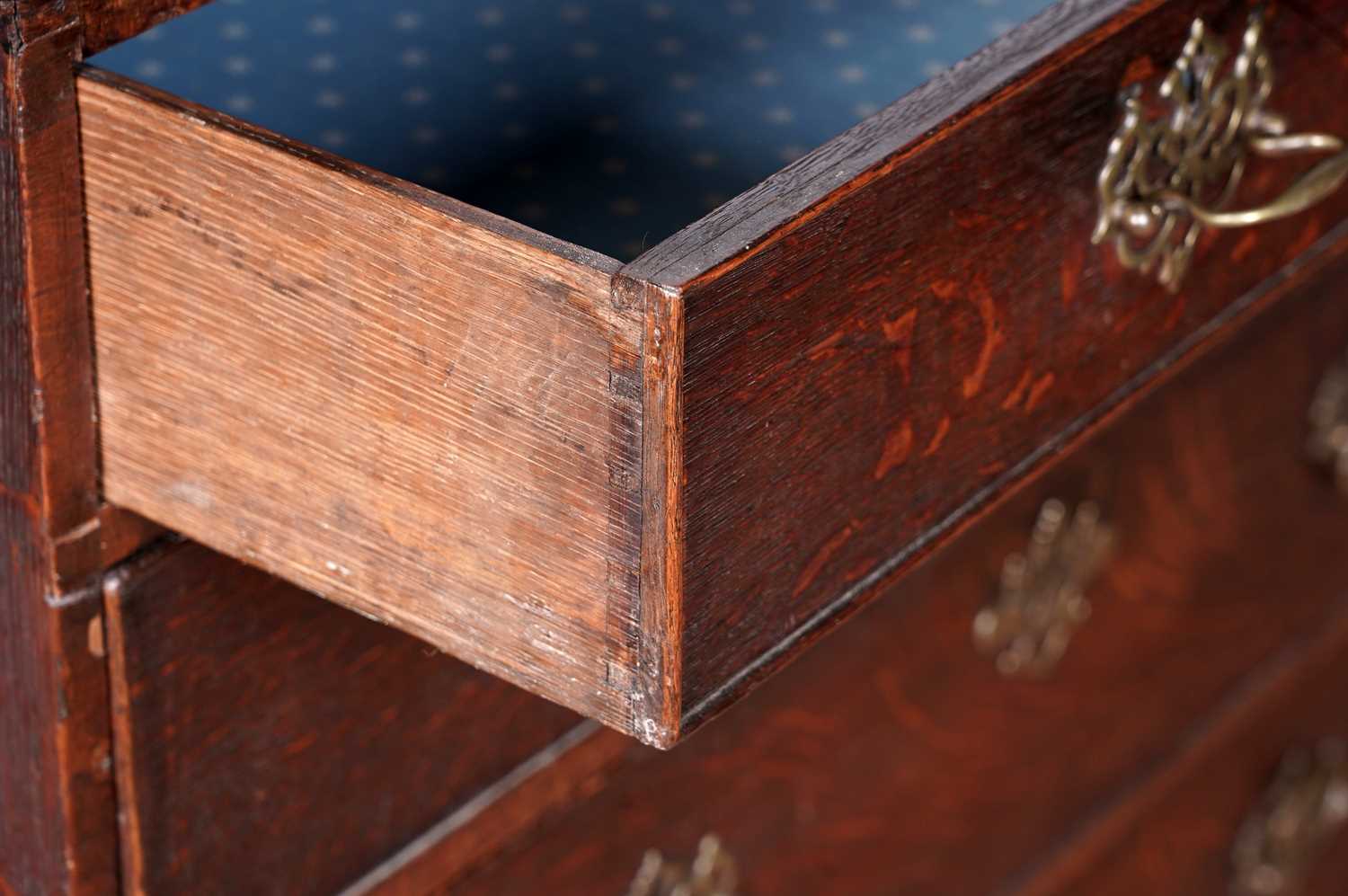 A George III oak chest of drawers - Image 4 of 14