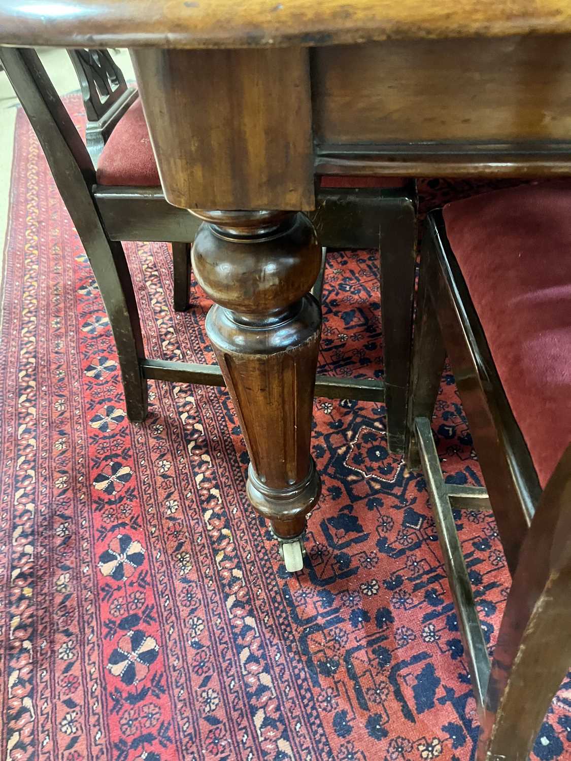 A Victorian mahogany extending dining table - Image 10 of 12