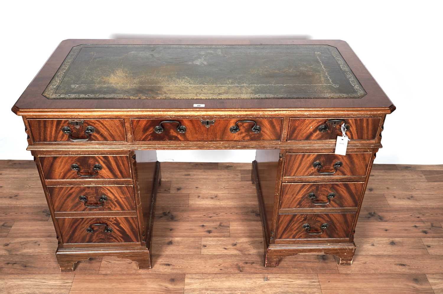 A Victorian style mahogany pedestal desk - Image 3 of 6