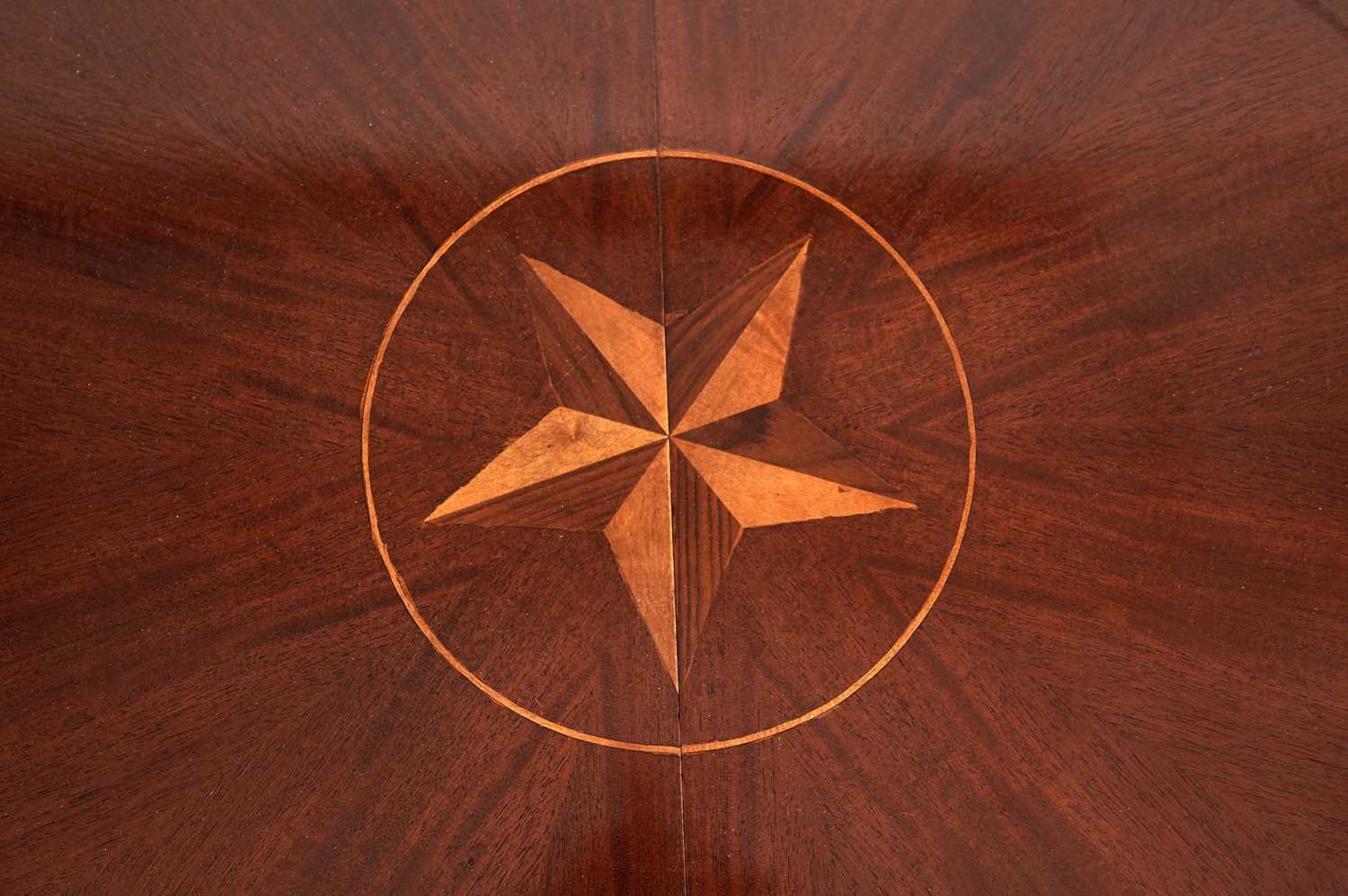 A mahogany and satinwood inlaid circular extending dining table - Image 3 of 4