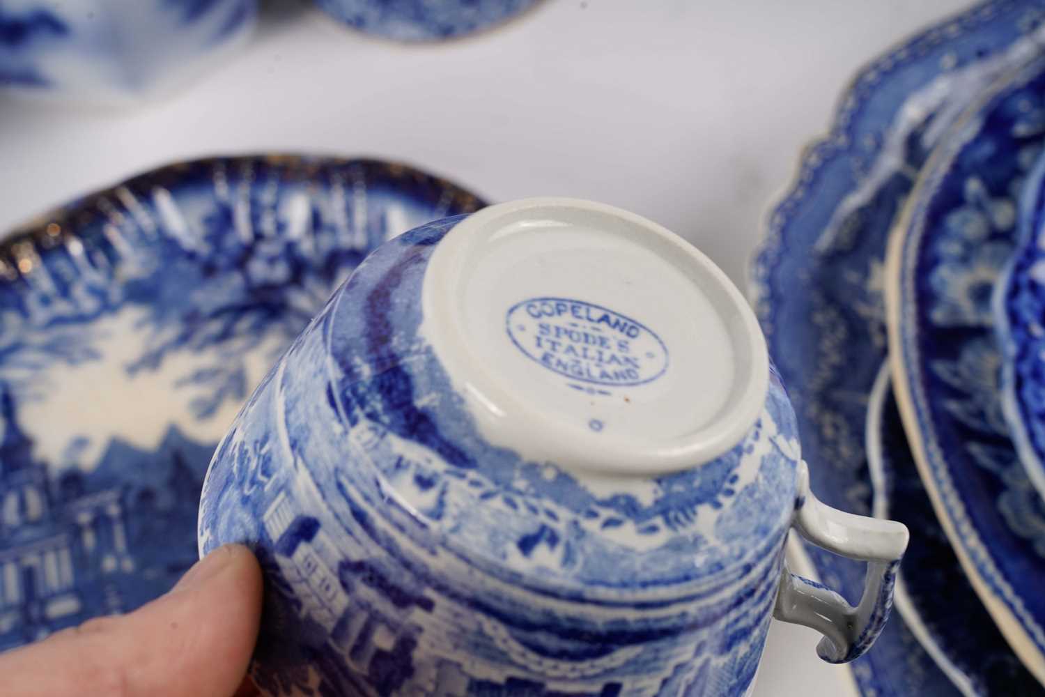 A collection of blue and white ceramics - Image 7 of 7