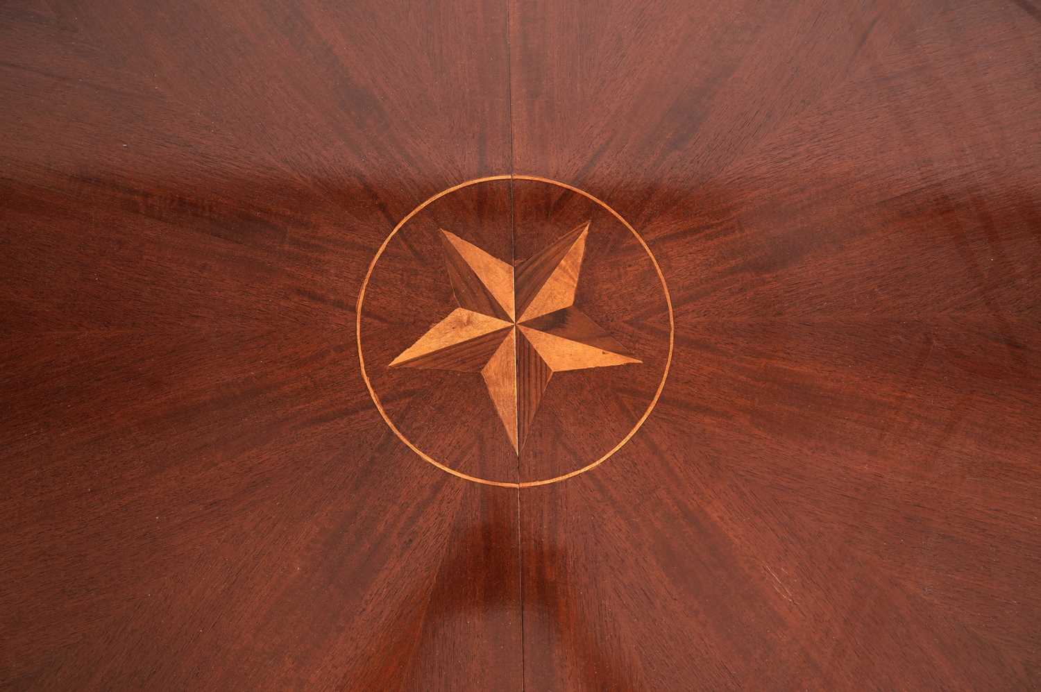 A mahogany and satinwood inlaid circular extending dining table - Image 4 of 4